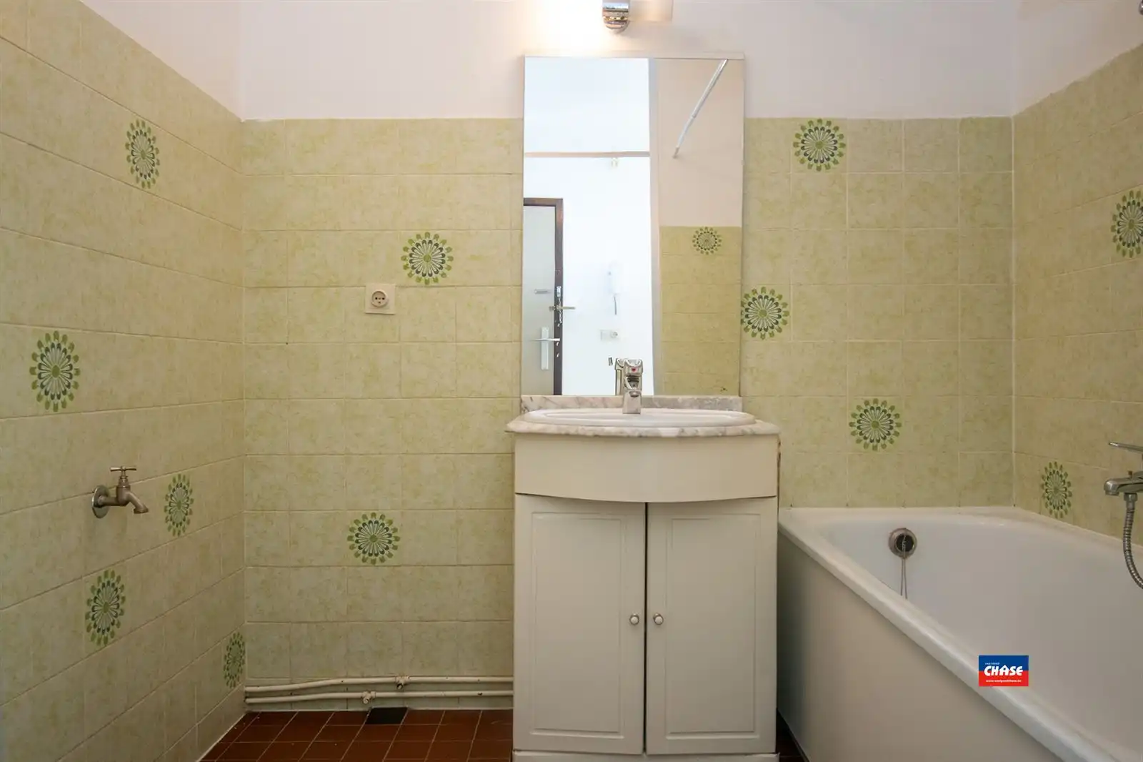 IN OPTIE !! Op te frissen appartement met 2 slaapkamers + zonnig terras foto 12