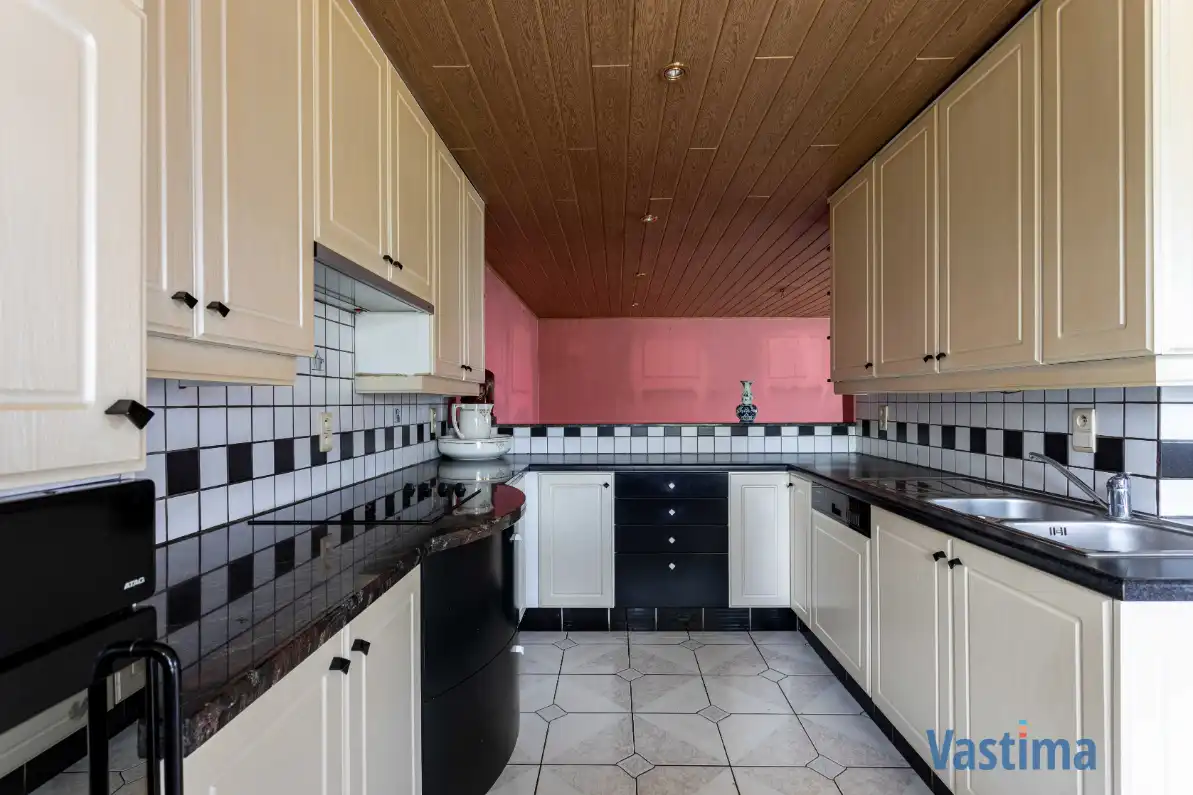 Ruime halfopen bungalow met grote kelder, 3 slaapkamers en zonnige tuin foto 18