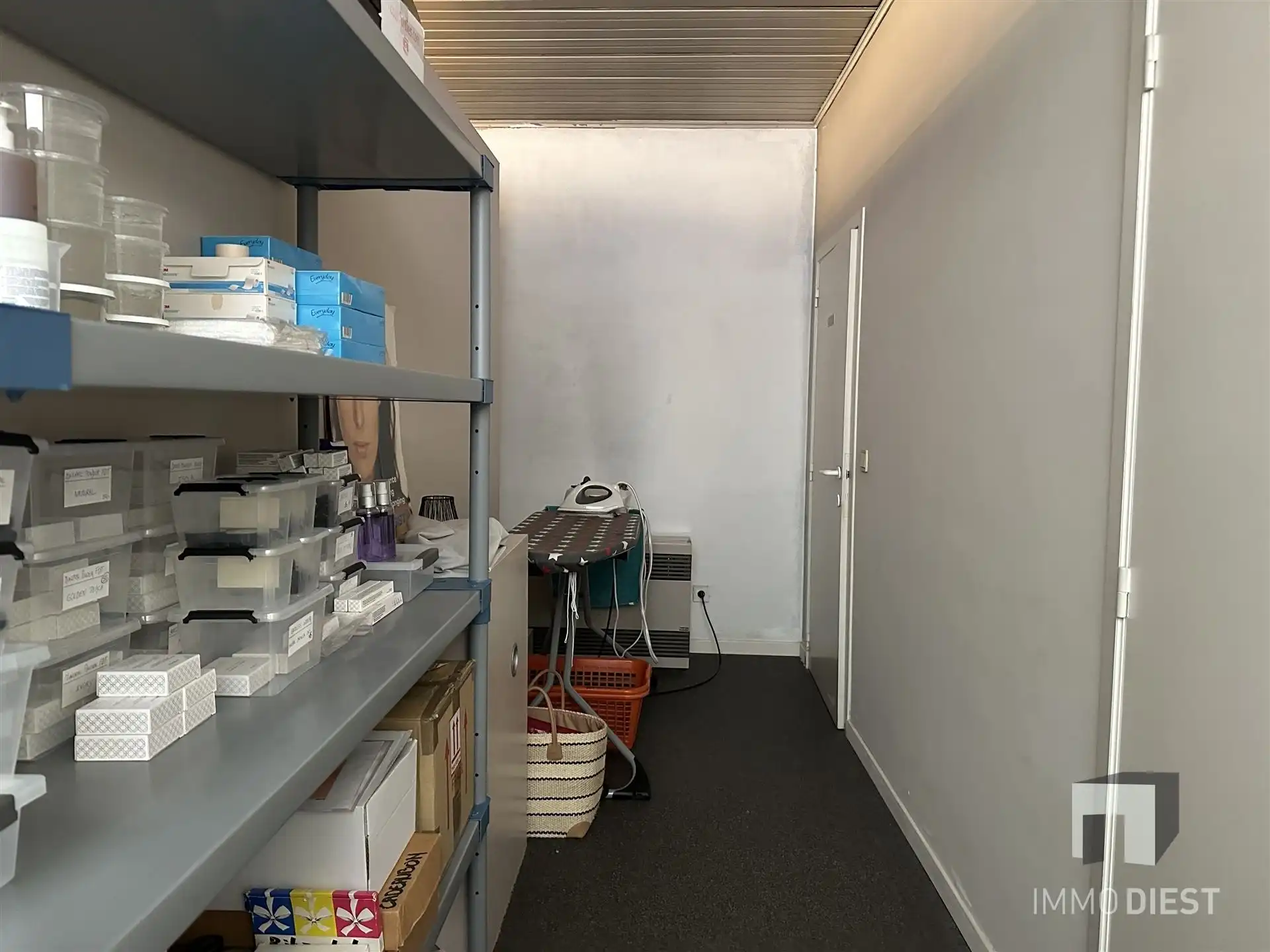 Handelshuis of woning met parking/tuin achteraan foto 13