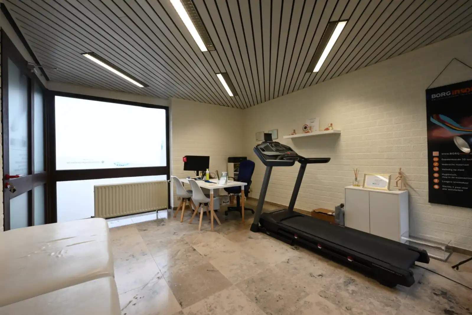 Praktijk-/ kantoorruimte op een commerciële locatie! foto 4