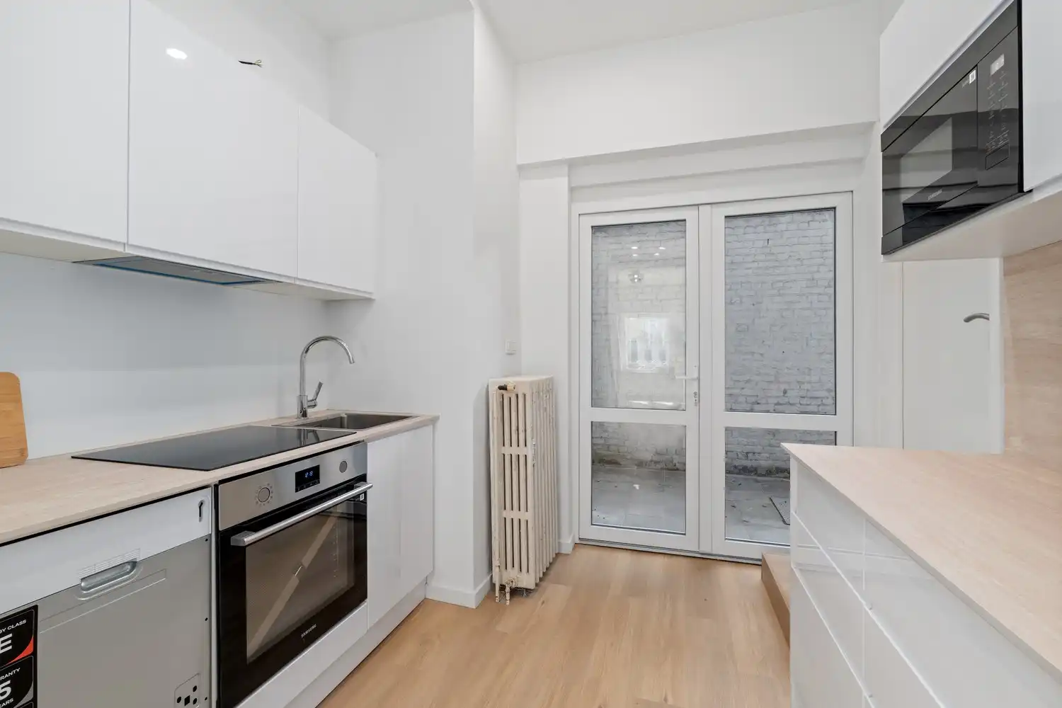 Volledig gerenoveerd gelijkvloersappartement met privatieve koer op topligging tussen het Brugmannplein en het Kasteleinsplein foto 6