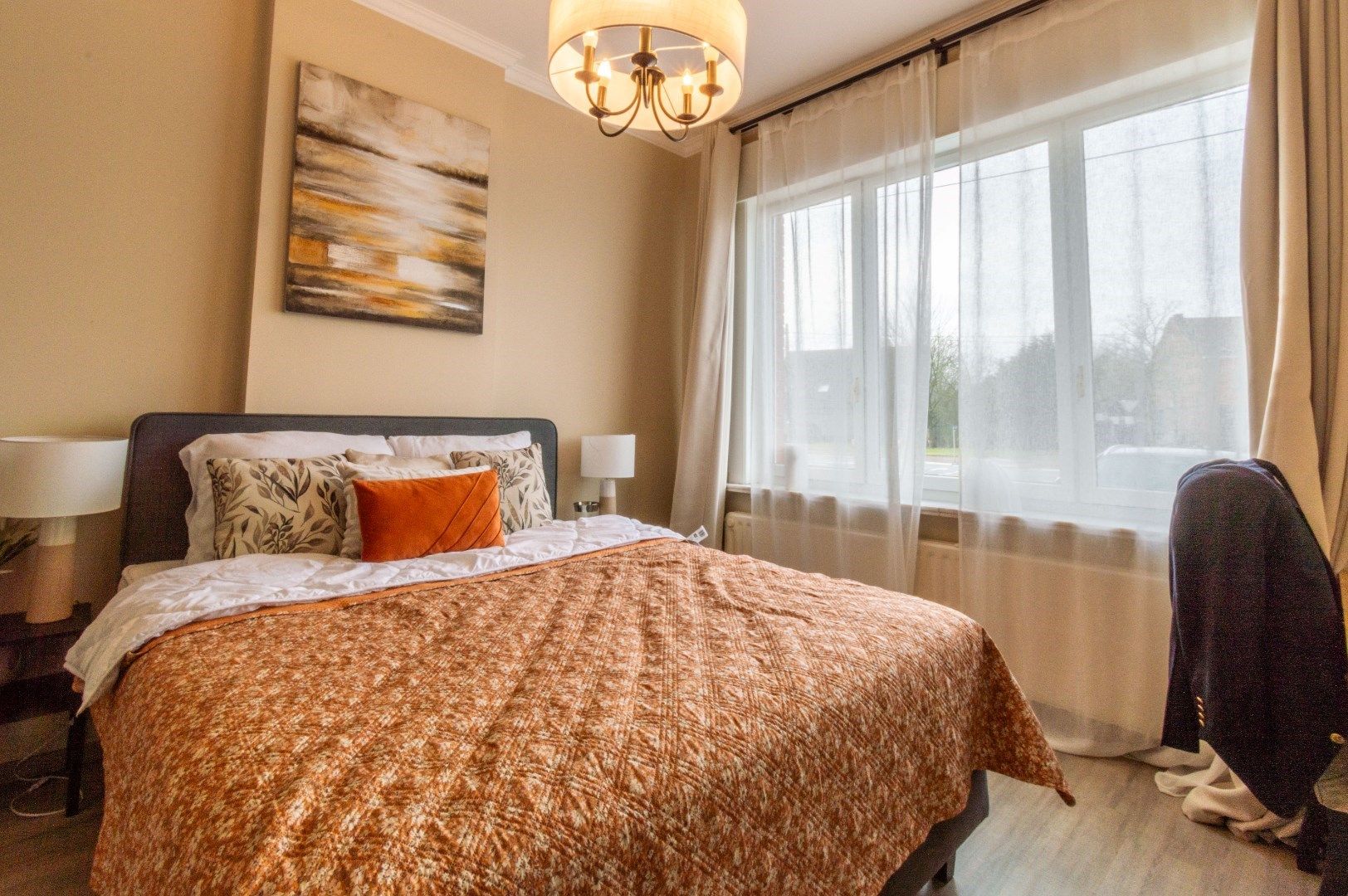 Ruime en gerenoveerde woning met 4 slaapkamers + garage! foto 14