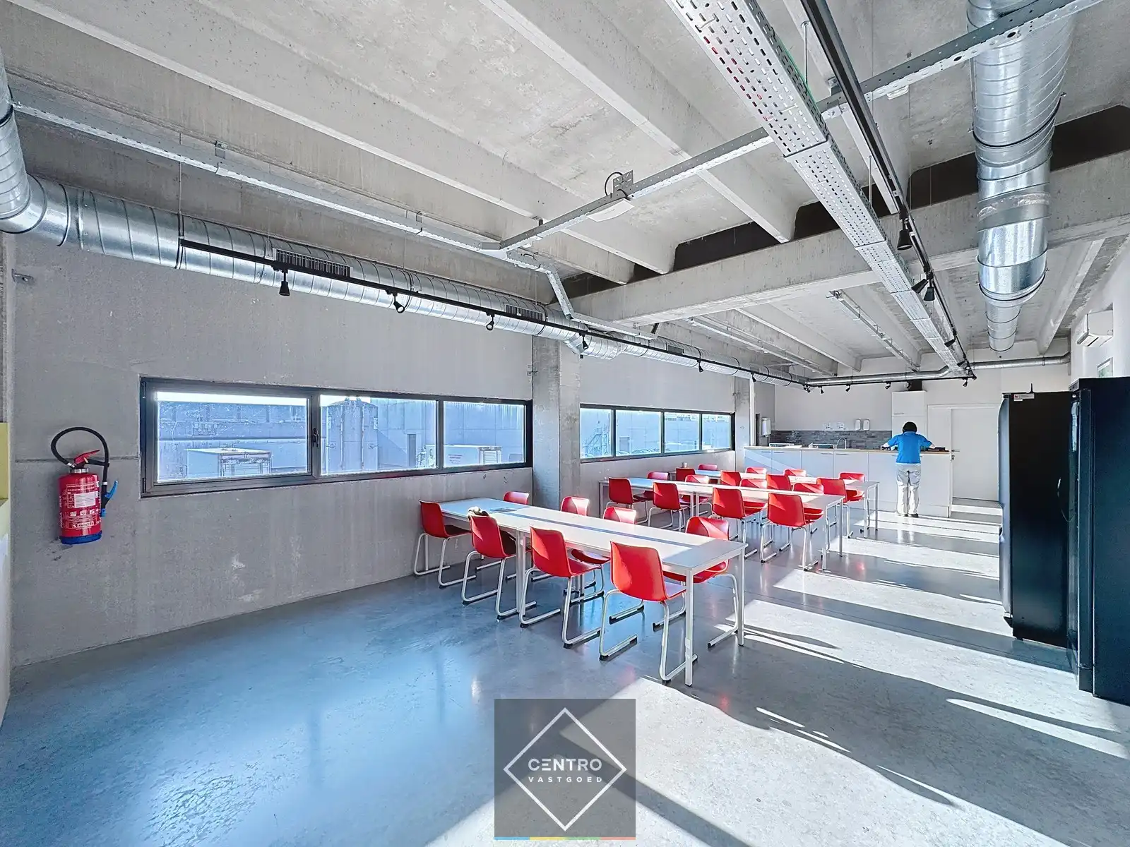 Goed geïsoleerd en verwarmd BEDRIJFSGEBOUW, bestaande uit MAGAZIJNEN (1.080m²) met KANTOREN en randaccomodatie (999m²) en 40-tal private parkeerplaatsen op het terrein. Vlak aan de afrit Zandvoorde (Oostende). foto 13