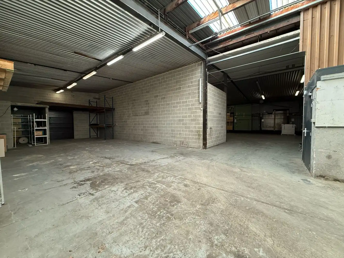 Bedrijfshal met kantoorruimte op uitstekende locatie te Lanaken! foto 11