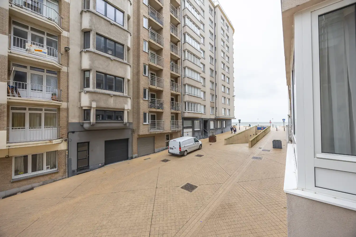 Ruim 2-slaapkamer appartement met zijdelings zeezicht foto 5