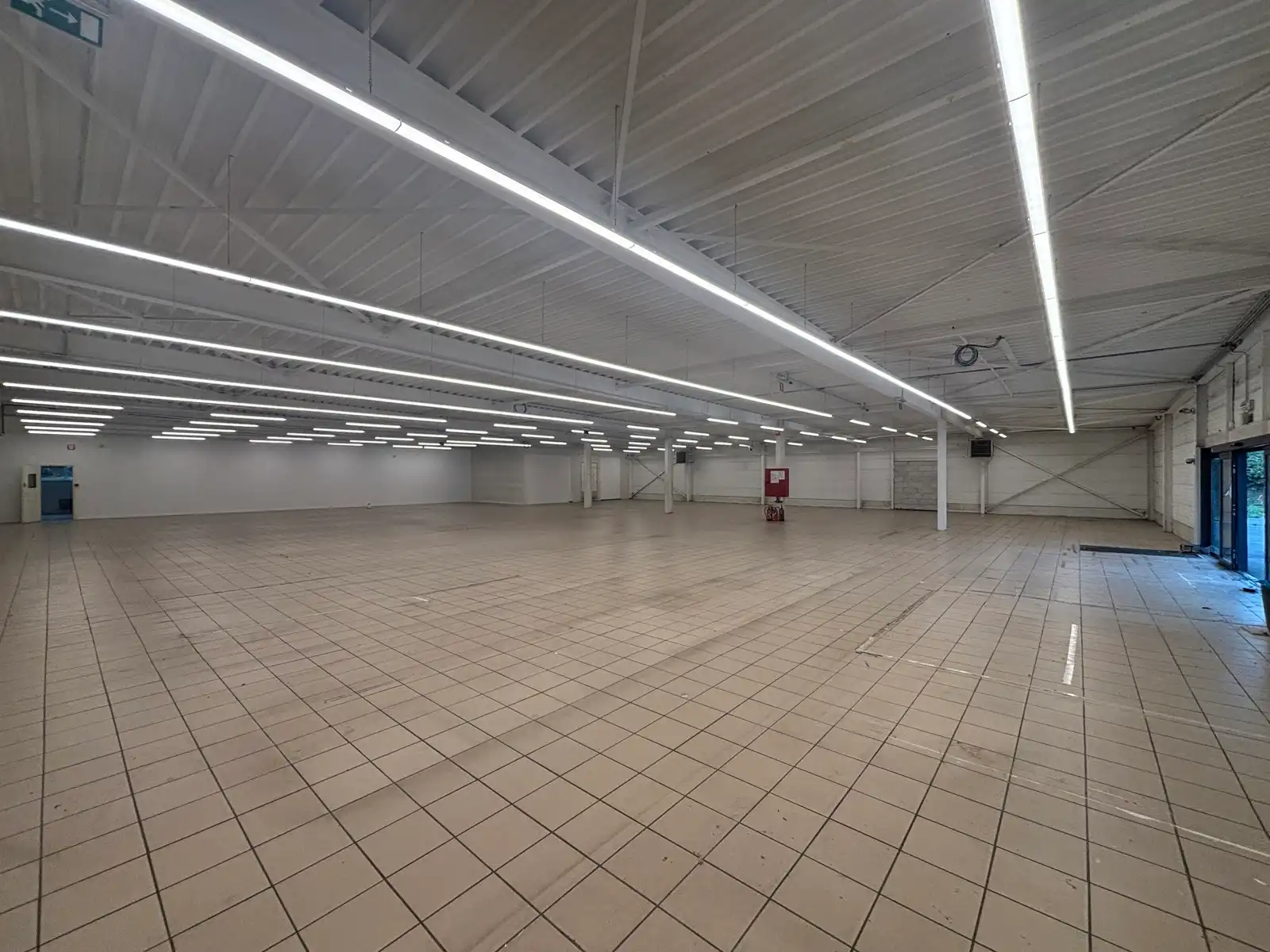 Baanwinkel te huur in Philippeville, toplocatie retailpark foto 3