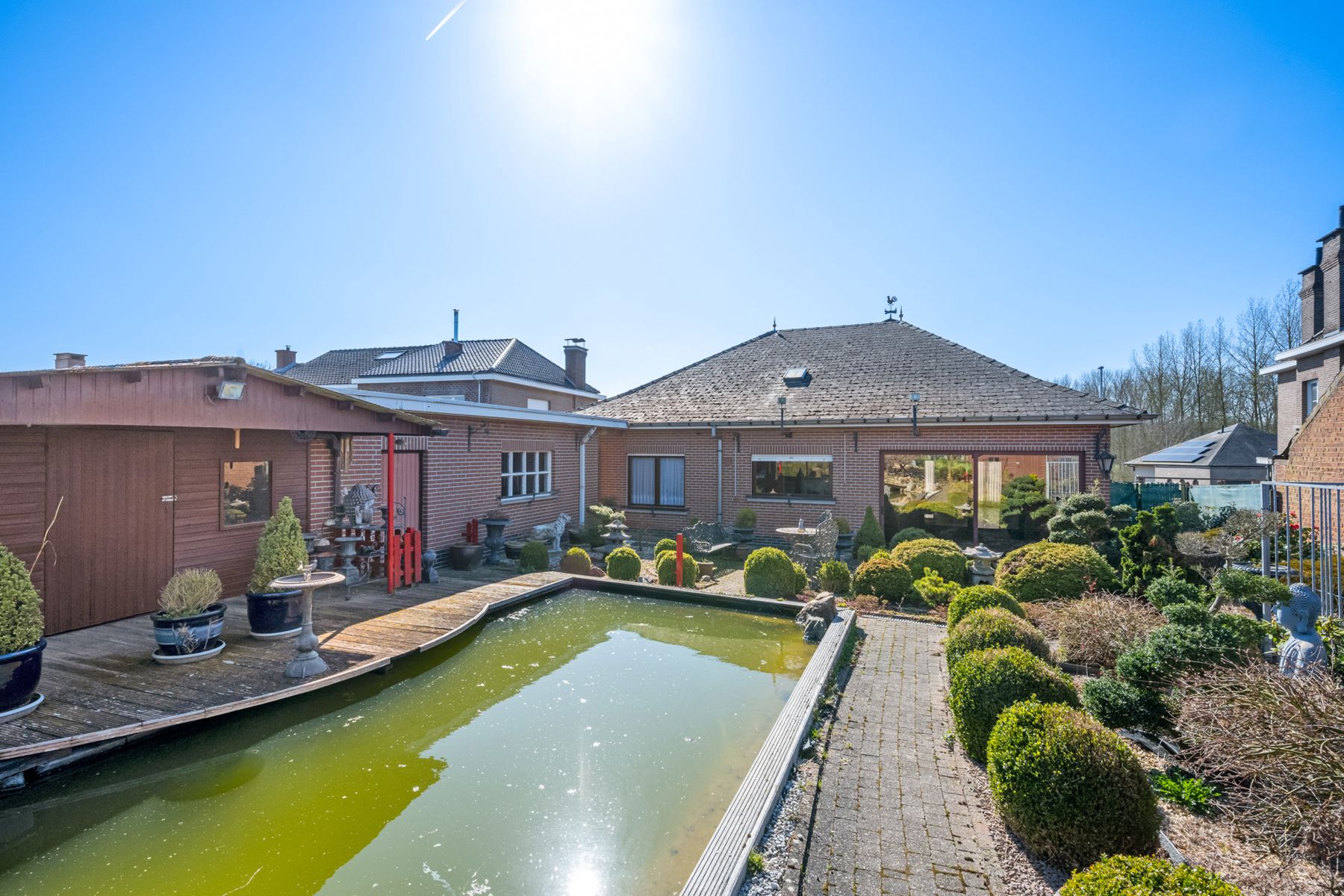 Charmante bungalow met aangelegde tuin en vijver foto 26