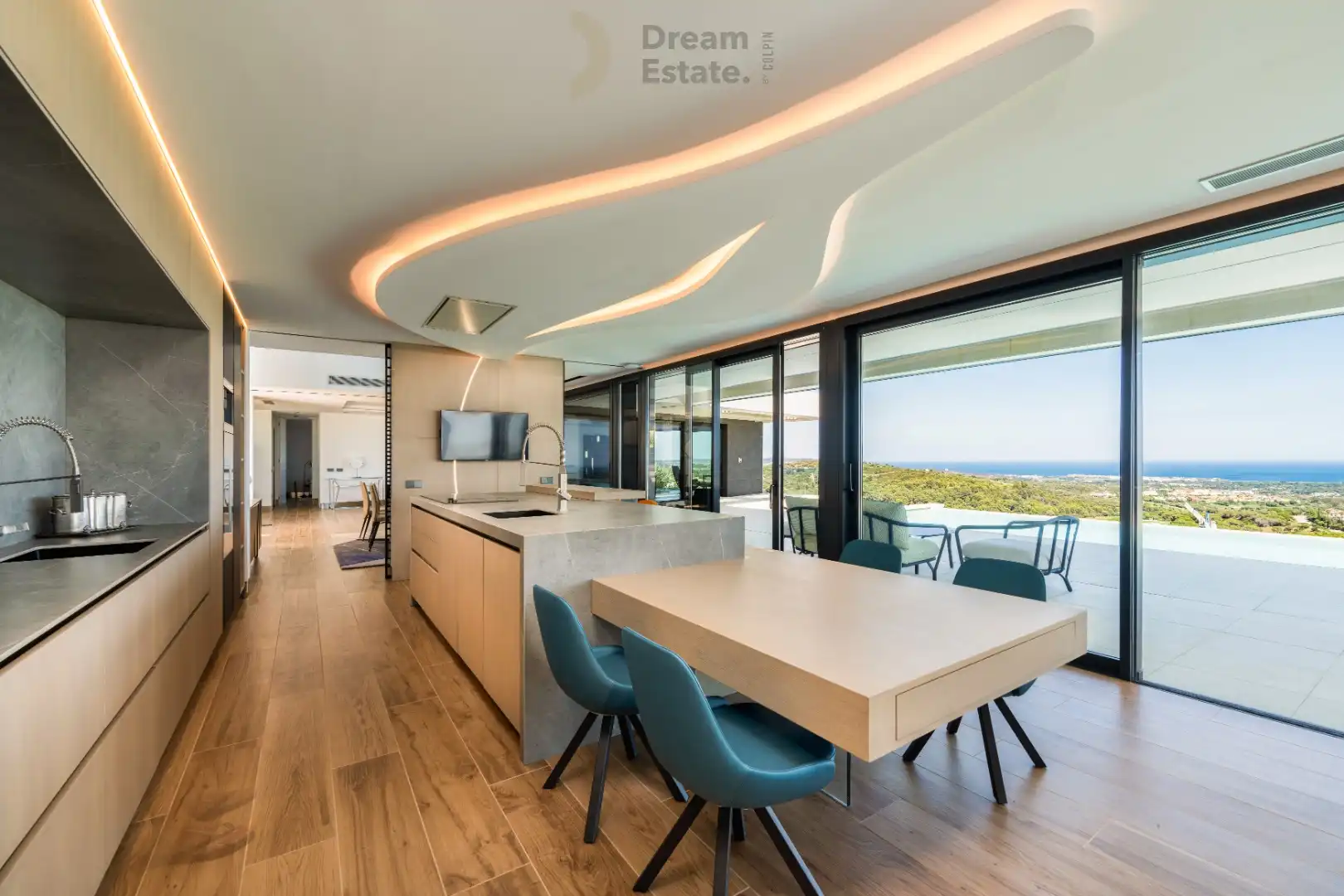 Tijdloze villa met panoramische zeezichten in het prestigieuze Sotogrande foto 5