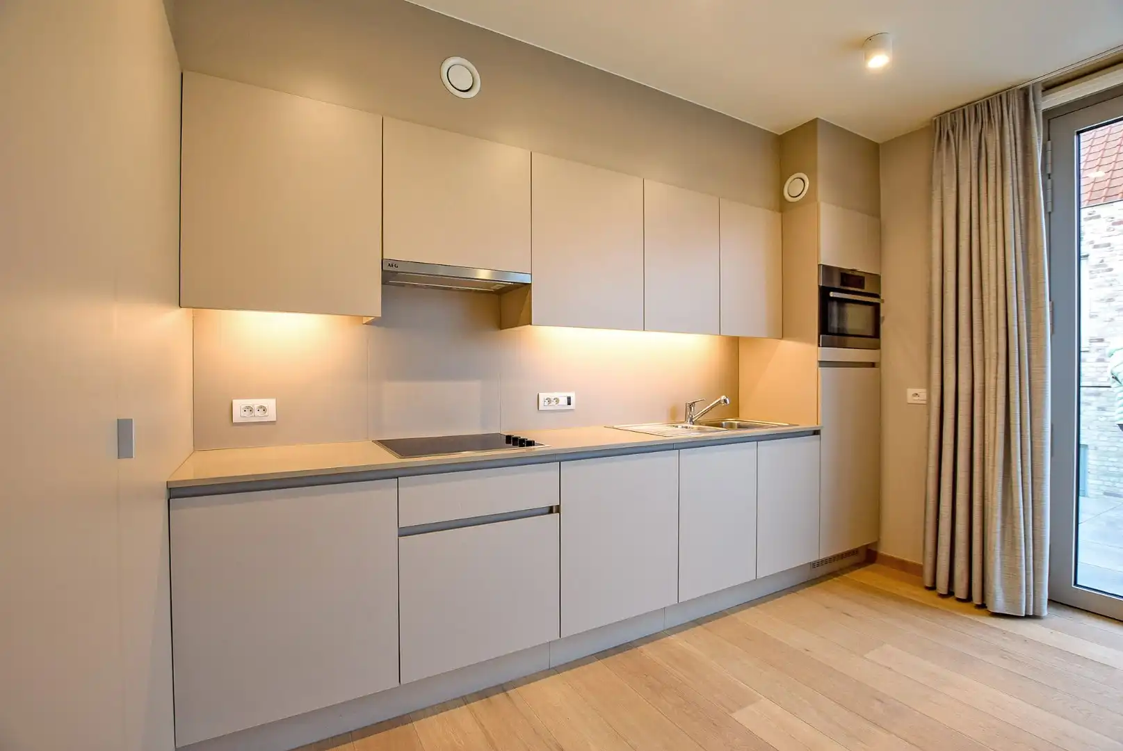 Uiterst goed onderhouden assistentieflat (55m² + 11m² terras) met 1 slaapkamer te Nieuwpoort.  foto 2