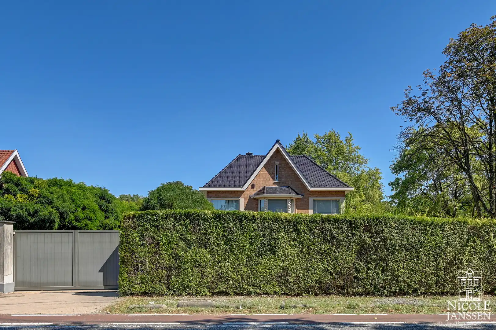 Ruim ingedeeld karakteristiek pand met garage en diepe tuin op een royaal perceel foto 25