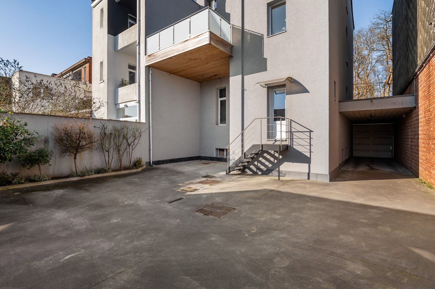 Ruime halfopen woning met 4 à 6 SLPKS, apart kantoor en een groot magazijn in Mortsel! foto 3