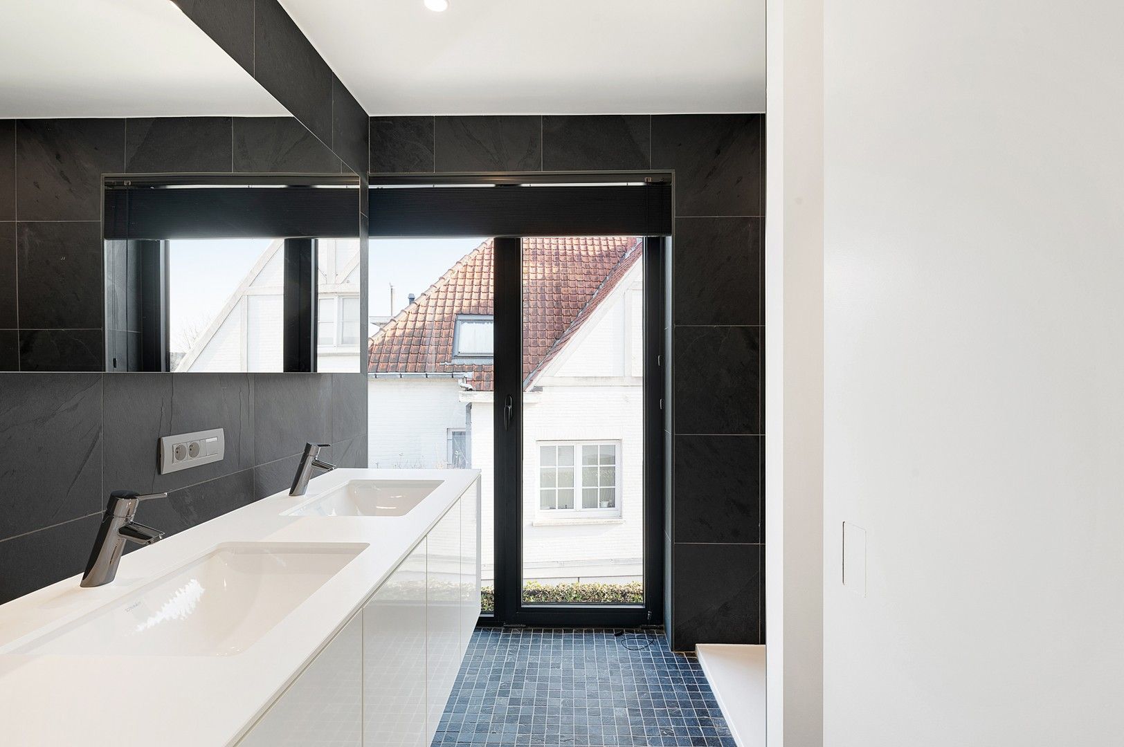 Hedendaagse, recente koppelwoonst centraal gelegen te oud-Knokke. foto 24