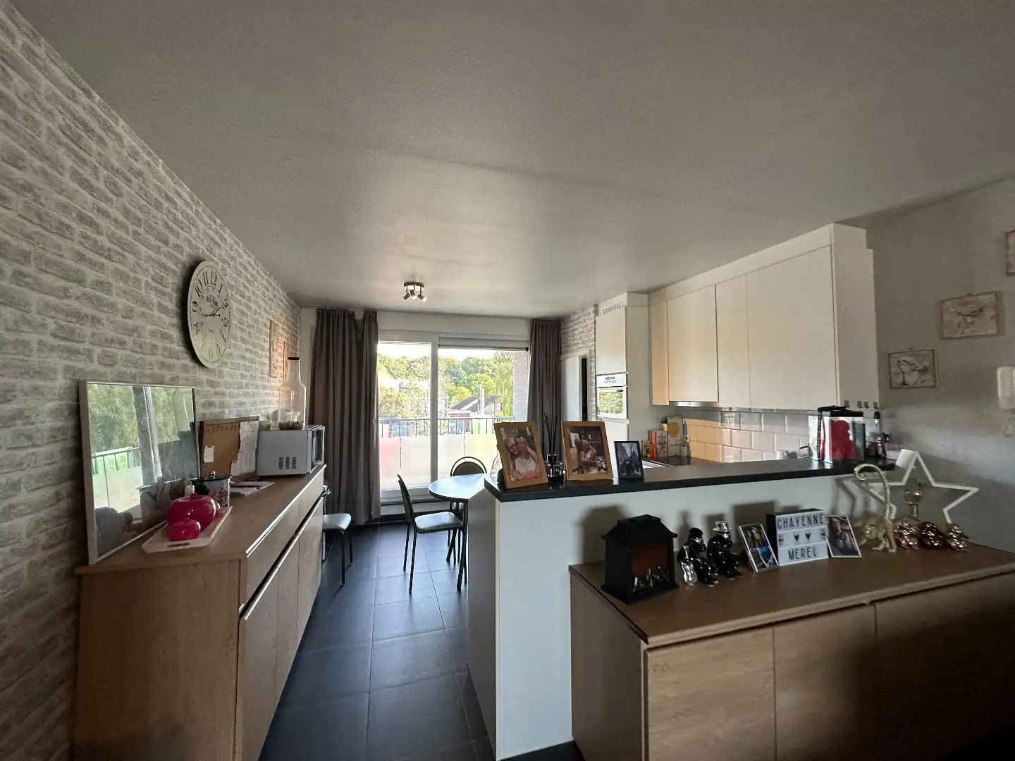 Ruim appartement met twee slaapkamers op de Markt van Houthulst foto 3