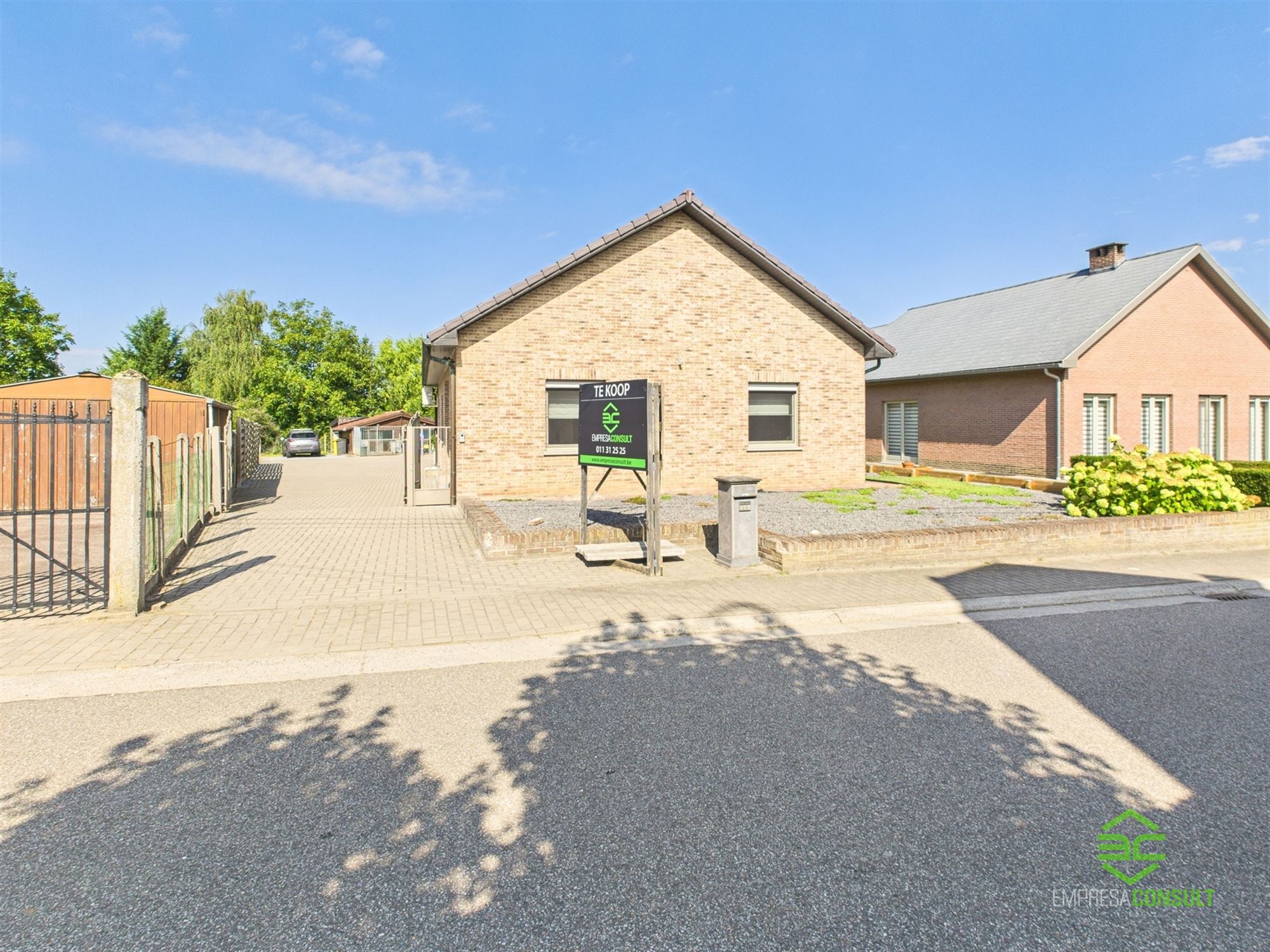 Instapklare gelijkvloerse woning met 3 slpk op 10a 21ca! foto 2