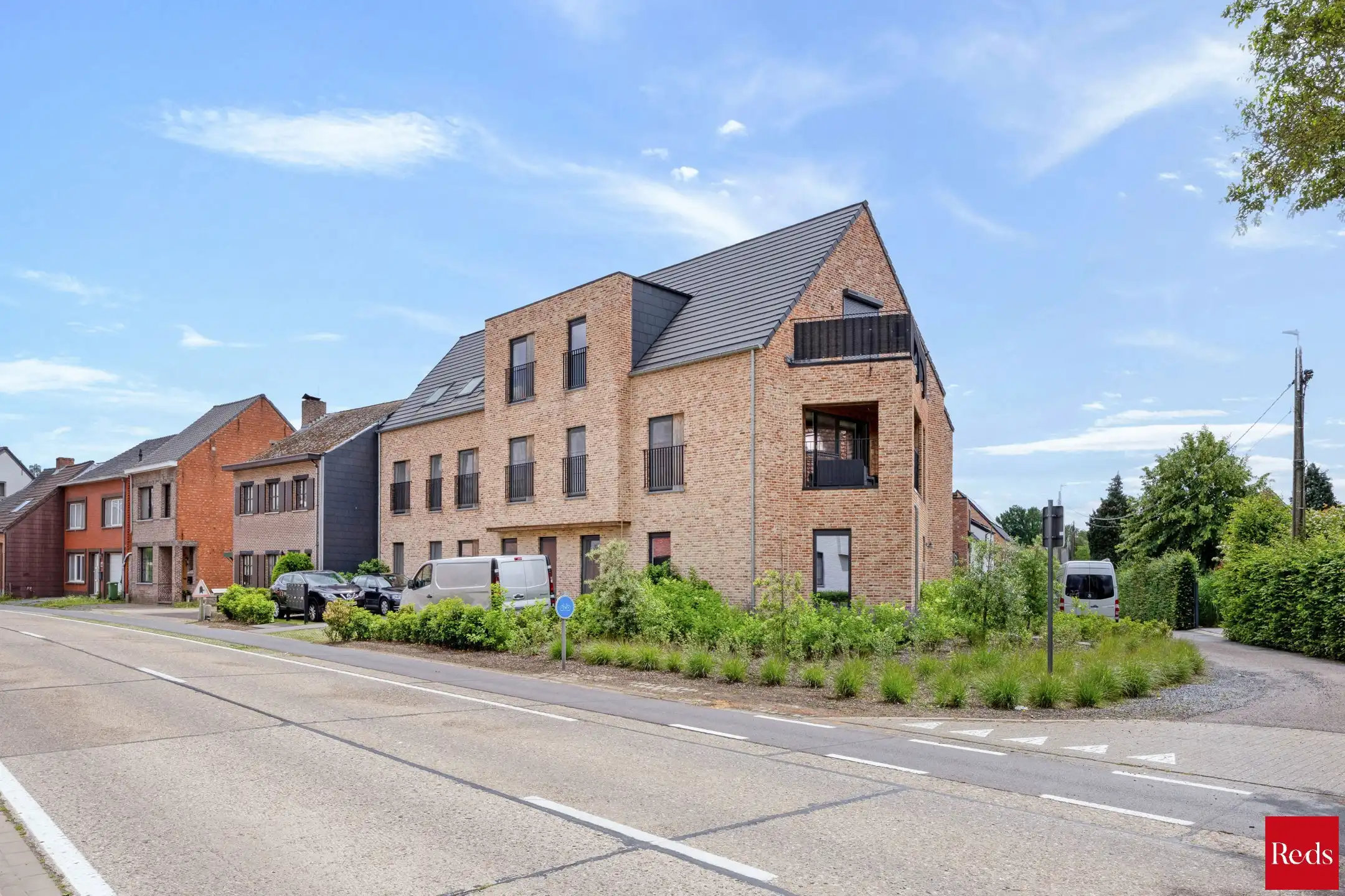 Recent appartement met terras, 2 parkeerplaatsen en kelder foto 3