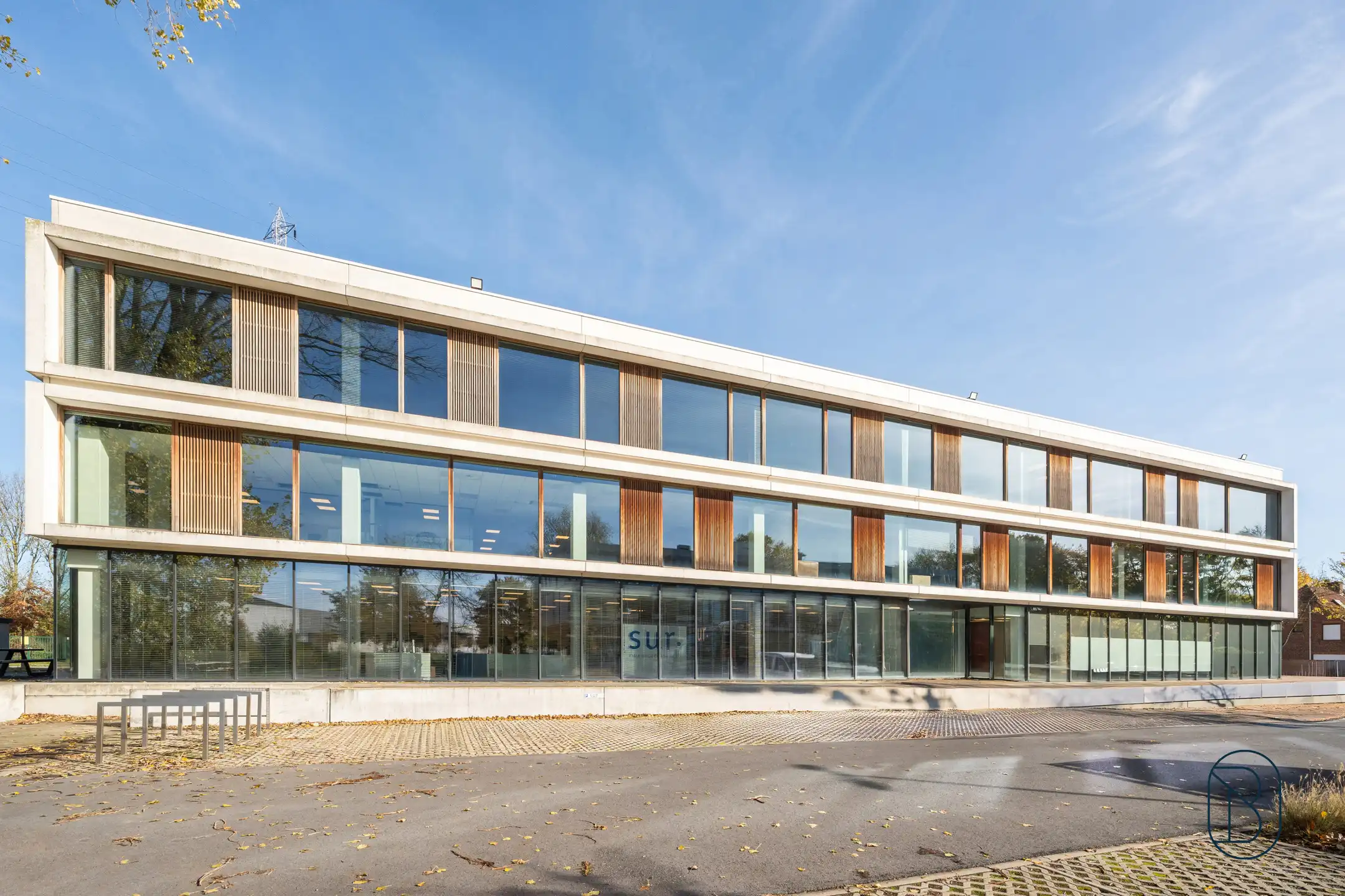 Lichtrijk groot kantoor in mooi bedrijfscomplex te Zwevegem foto 2