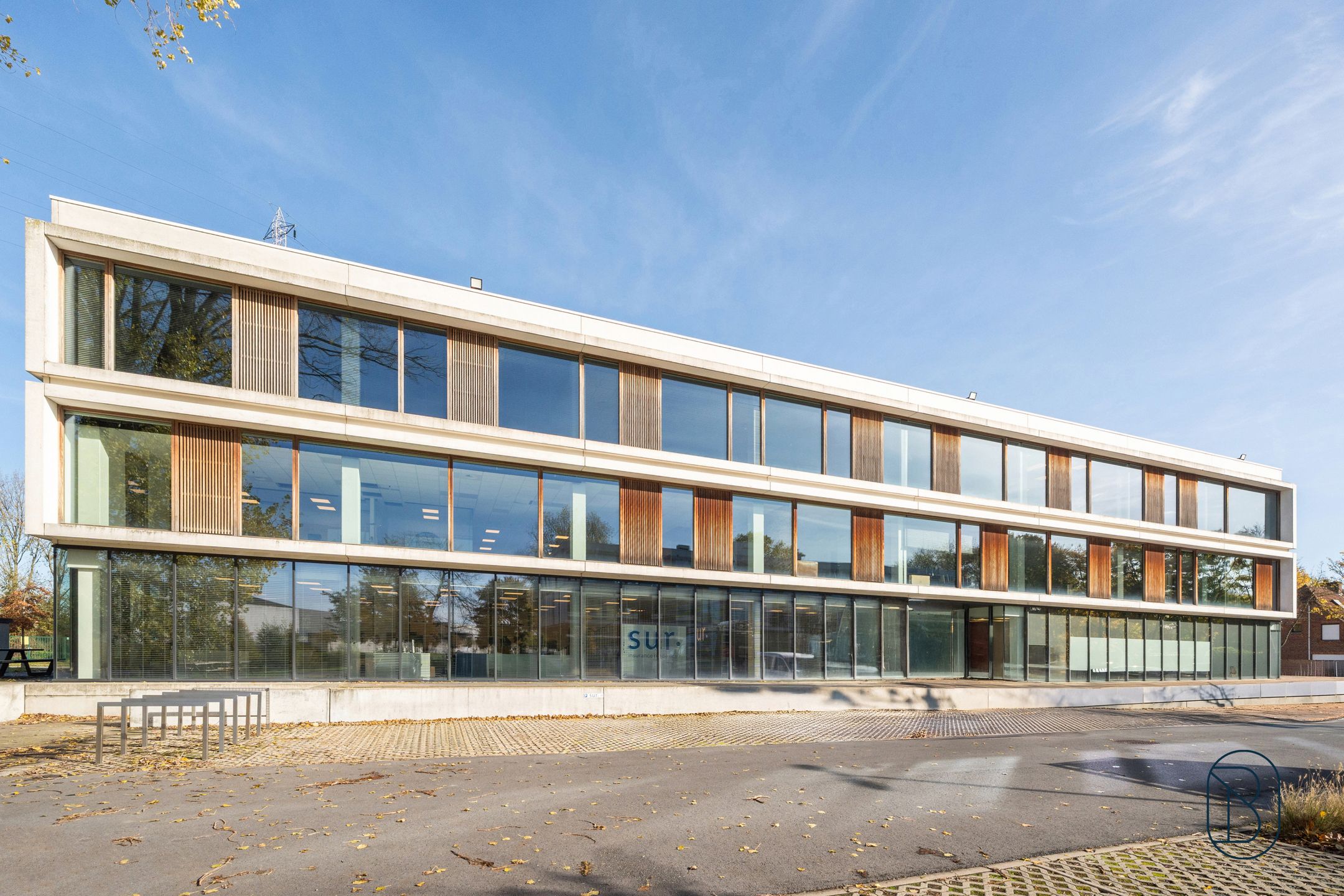 Lichtrijk groot kantoor in mooi bedrijfscomplex te Zwevegem foto 2