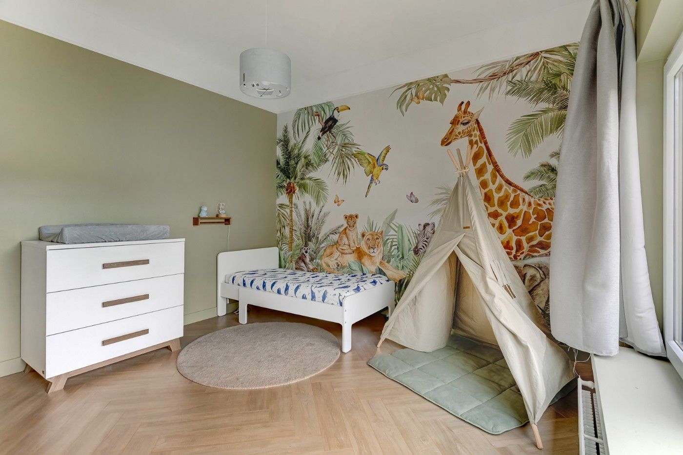 Vrijstaande, gerenoveerde woning met 2 slpk., garage, ruime souterrain, zolder en tuin foto 14