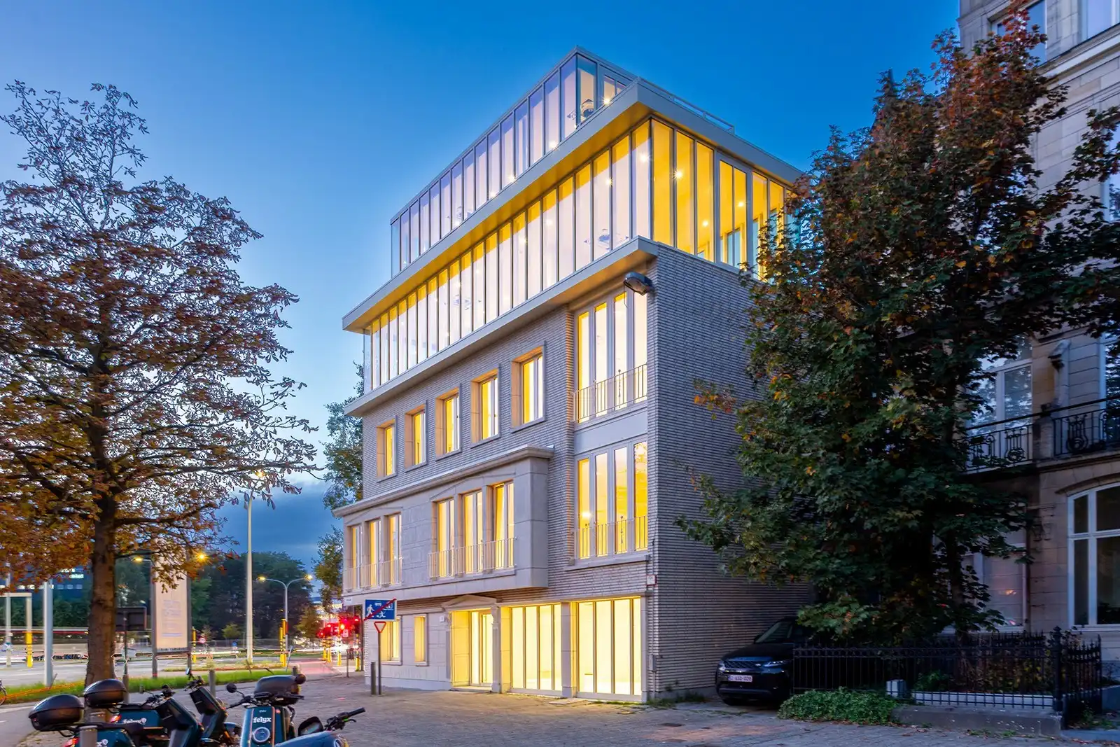 Architecturaal kantoorgebouw op absolute zicht locatie!  foto 36