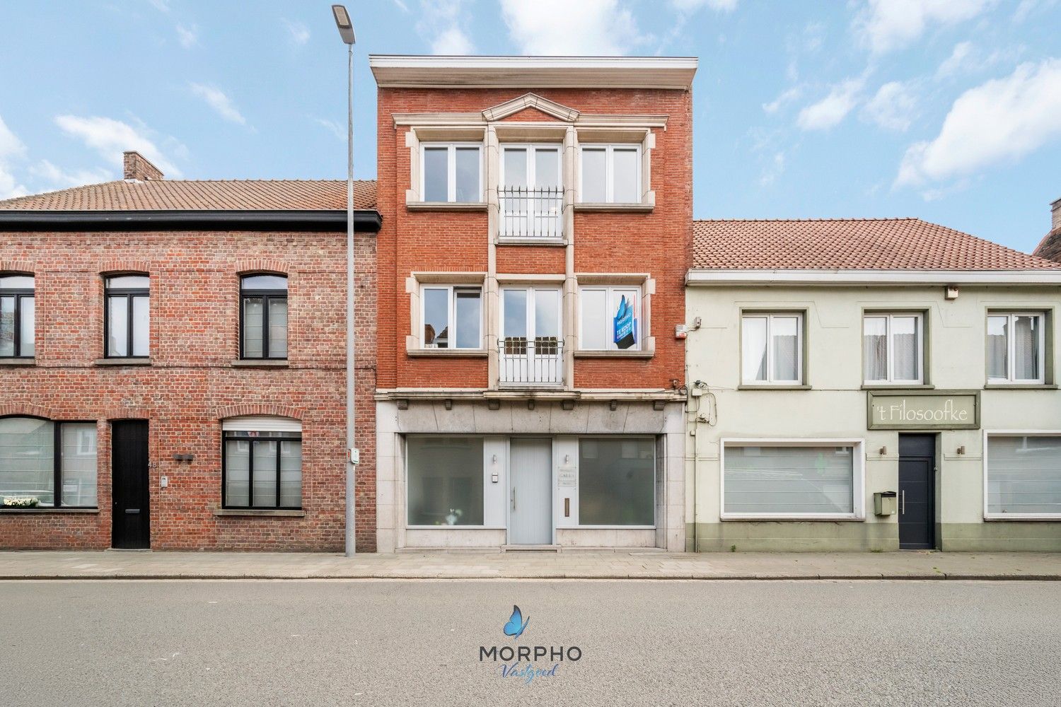 Karaktervolle woning (221 m²) met tuin en 5 parkeerplaatsen in centrum Ruddervoorde foto {{pictureIndex}}