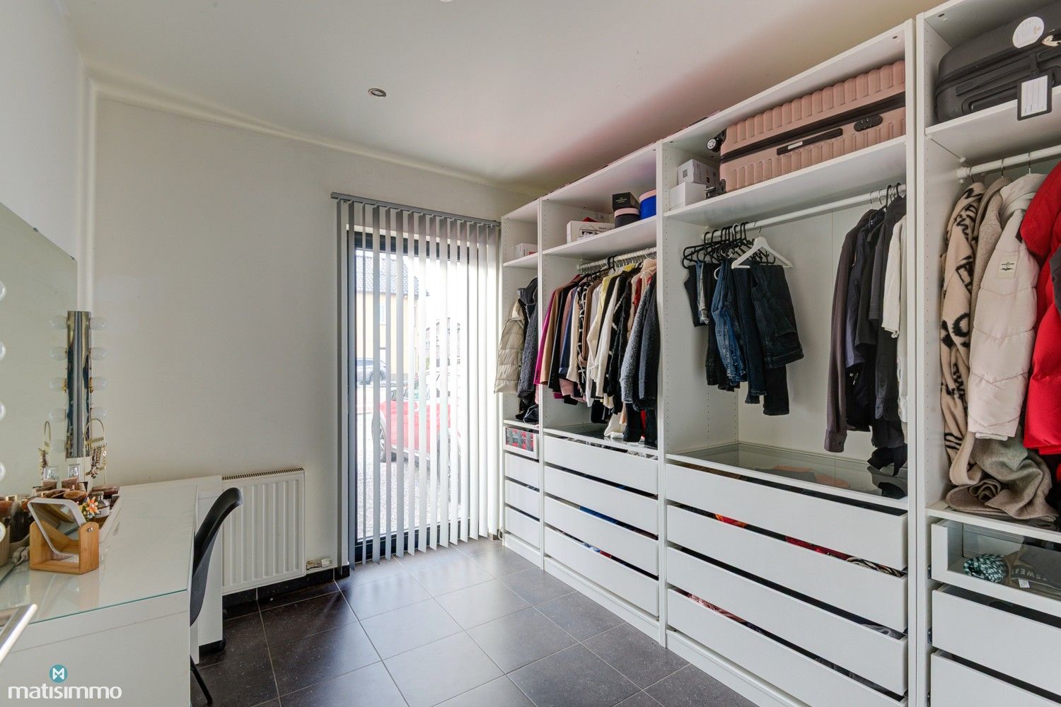 RUIM INSTAPKLAAR APPARTEMENT MET 3 SLAAPKAMERS, TERRAS EN AUTOSTAANPLAATS TE BEVERST foto 11