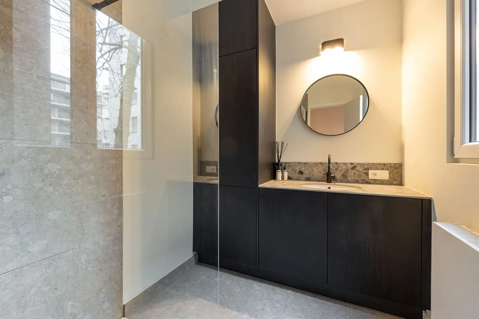 Wegdromen in een Art-deco appartement foto 14