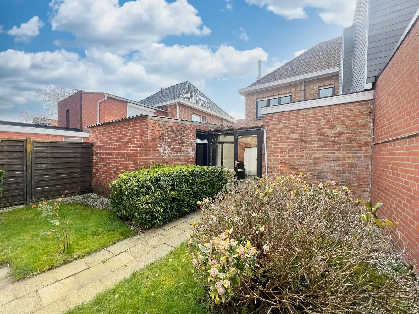 Karaktervolle gezinswoning met zonnige tuin + garage foto 14