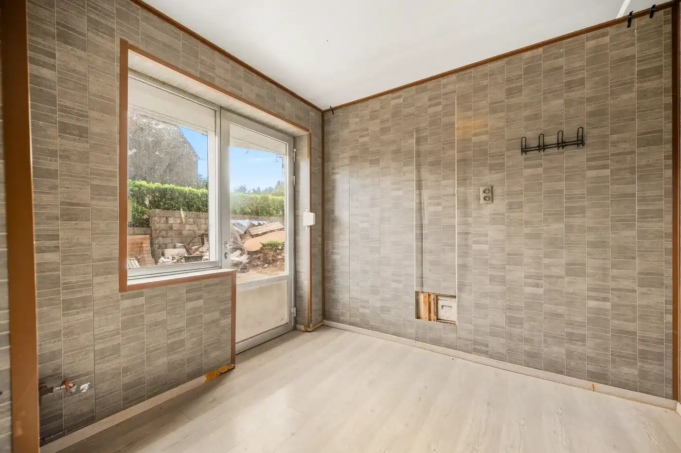 Verder te renoveren woning met grote hangar met 3 slpks foto 17