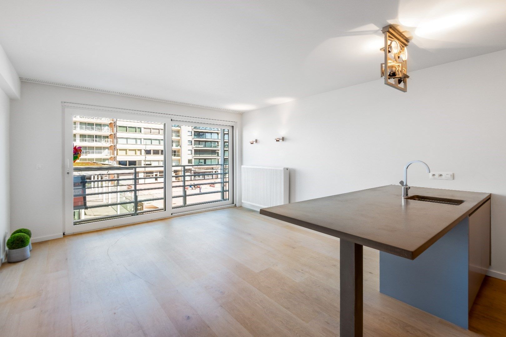 Ongemeubeld appartement met prachtig zeezicht, gelegen op het Lichttorenplein. foto 3
