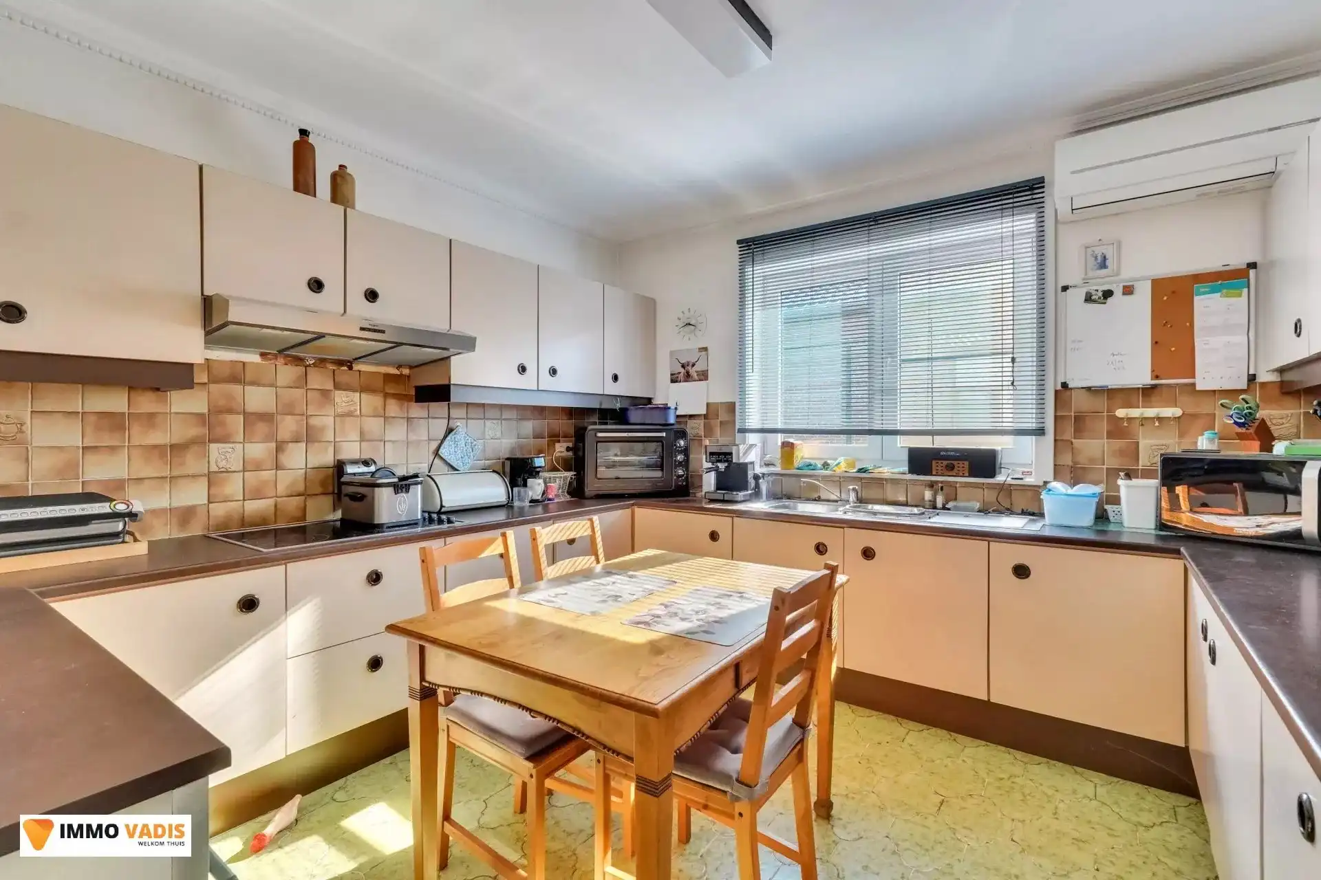 Te koop op lijfrente - Comfortabele villa met drie slaapkamers, twee garages en een magazijn. foto 10