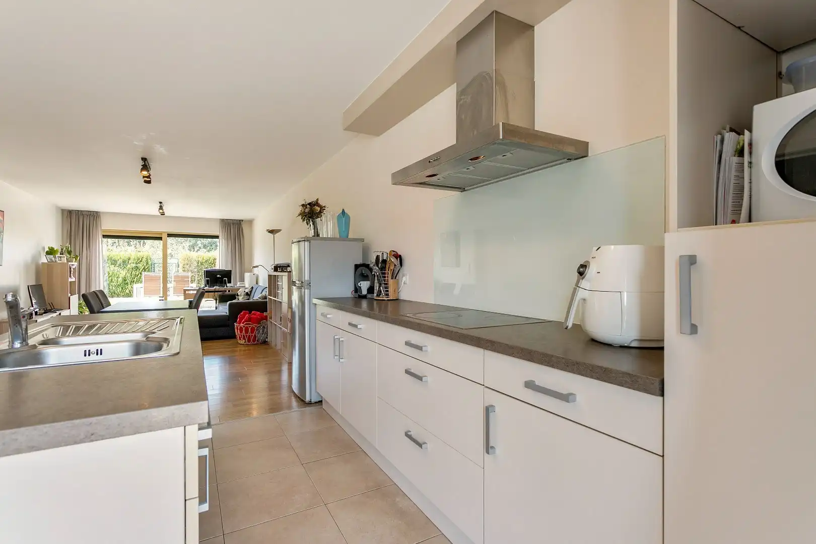 Modern, gelijkvloers appartement met 2 slpk, ondergrondse parking en tuin. foto 8