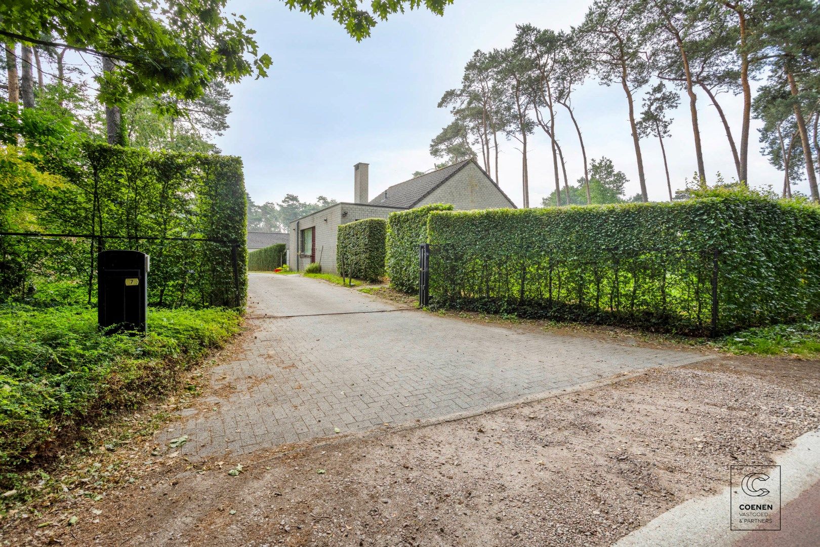 Laagbouw woning van 129 m² met drie slaapkamers op een schitterende ligging in Oelegem! foto 2