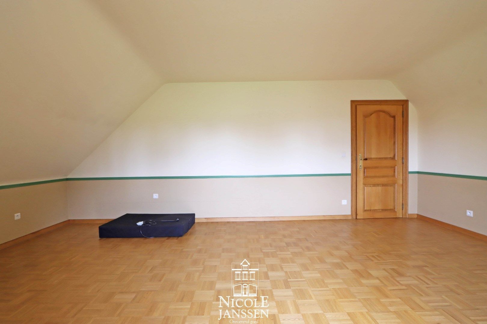 Ruim ingedeelde villa met 7 slaapkamers, dubbele garage en volledig omheinde tuin  foto 25