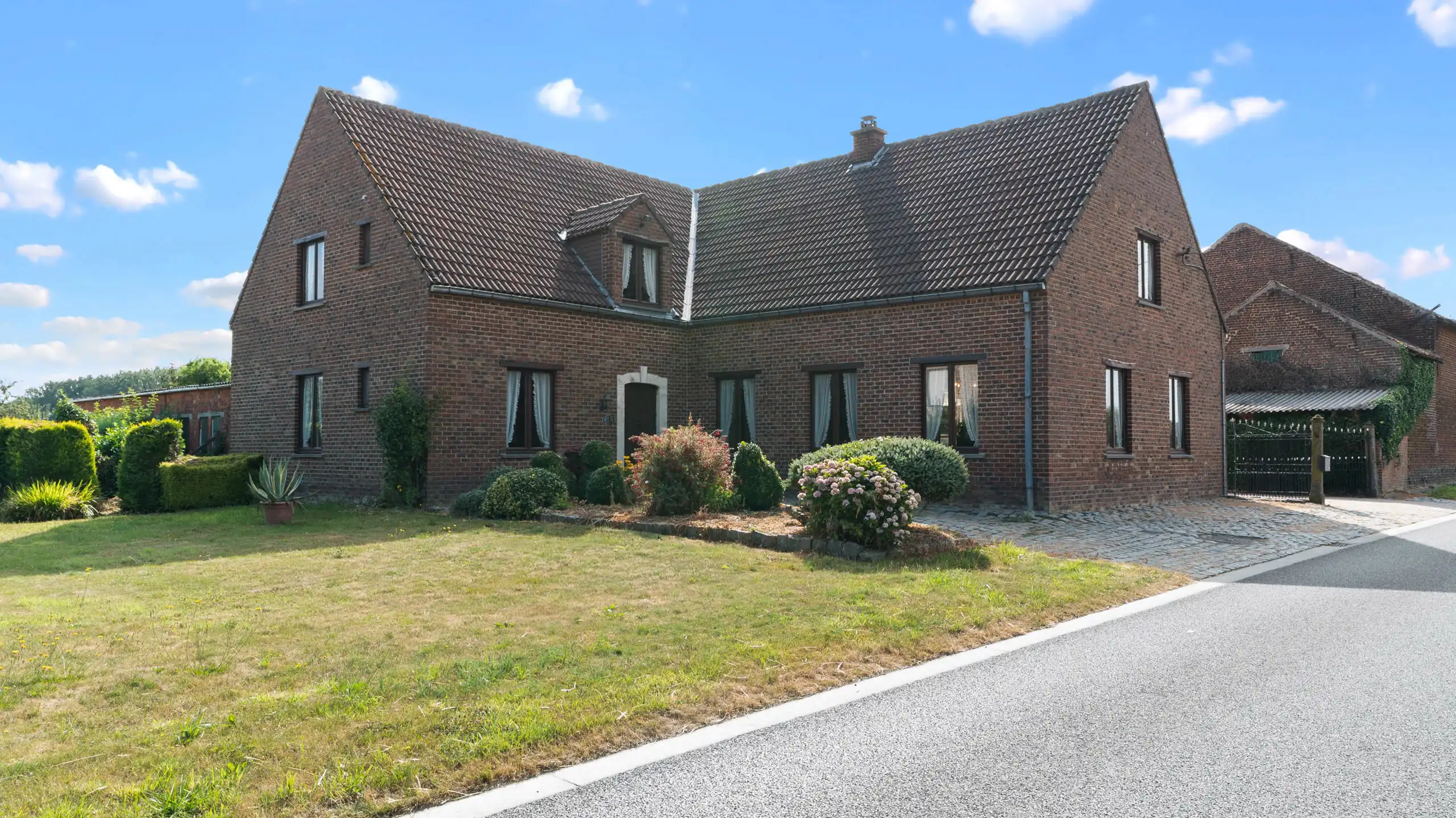 TIELT-WINGE- Ruime woning met bijgebouwen, binnenkoer op 96a foto 2