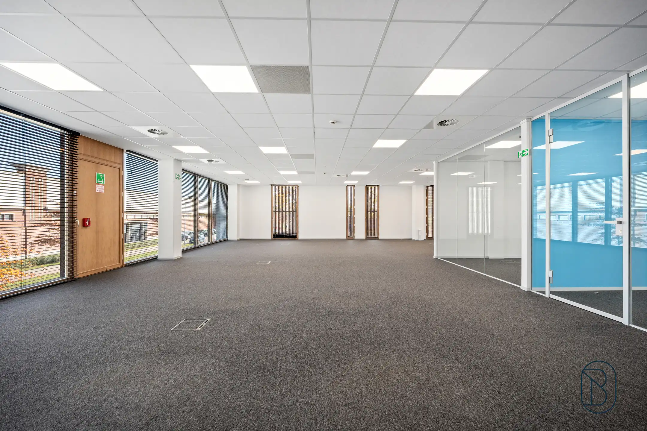 Lichtrijk groot kantoor in mooi bedrijfscomplex te Zwevegem foto 12