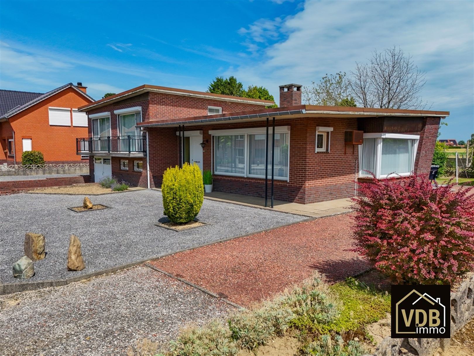 WONING MET 3 SLAAPKAMERS - GARAGE EN LEUKE TUIN foto {{pictureIndex}}