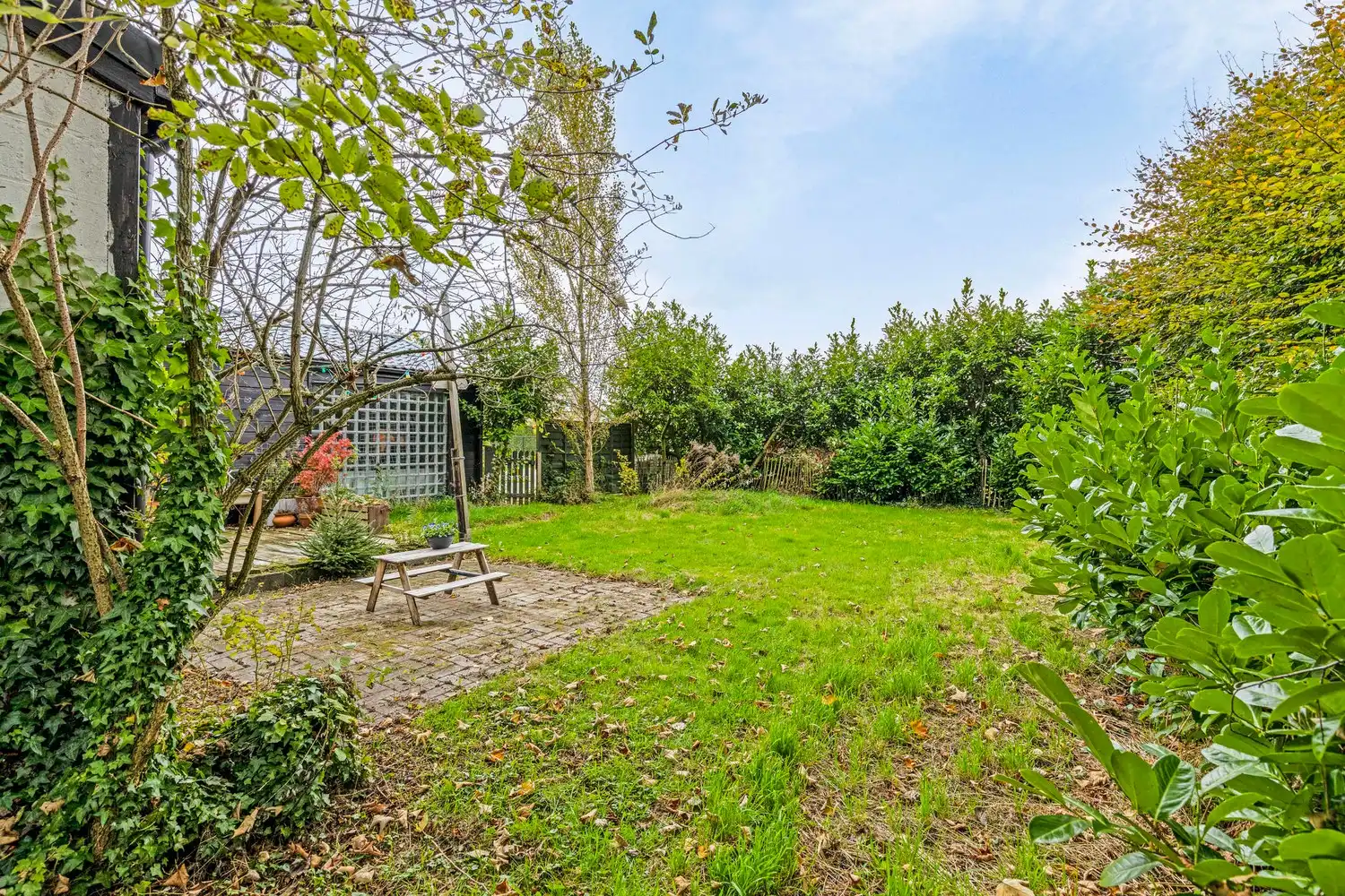 Volledig te verbouwen/slopen woning (bouwgrond) met 3 slaapkamers, inpandige garage, tuin en garagebox op een perceel van 1.154m² foto 5