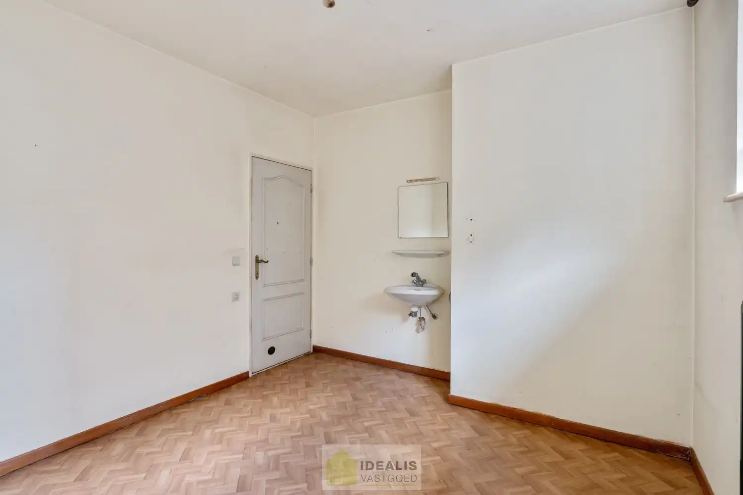 IDEALIS VASTGOED -  INVESTERINGSEIGENDOM BESTAANDE UIT 2 GELIJKVLOERSE HANDELSPANDEN EN 5 BOVENLIGGENDE APPARTEMENTEN IN HET CENTRUM VAN PELT! – te renoveren investeringseigendom op een toplocatie in Pelt (Neerpelt). Gelijkvloers 2 handelspanden, op de 1ste verdieping een 3 slpk.-appartement, 2de verdieping een 3 slpk.-appartement en een 1 slpk.-appartement en op de 3de verdieping een 3 slpk.-appartement en een 1 slpk.-appartement. Geschikt voor zij die zoeken naar een interessante investering in het centrum van Pelt. foto 20