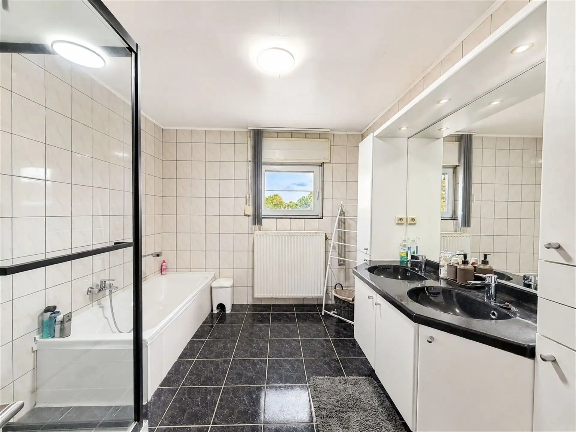 Verrassend ruime gezinswoning met 4 slaapkamers, kelder, zolder en een grote inpandige garage! foto 18