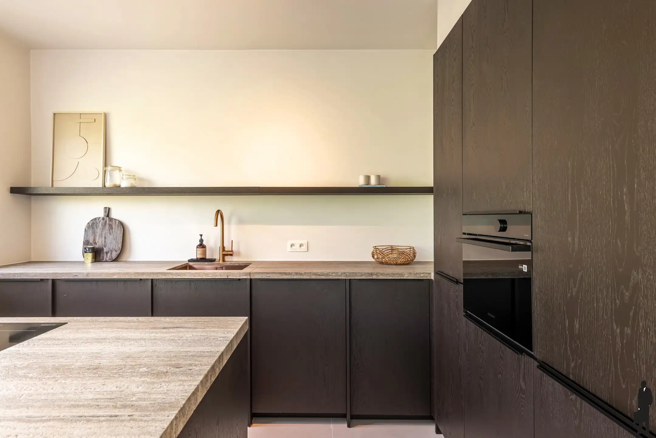 Stijlvol app (ca. 94m²) met 2 slpks in de Elsdonkwijk foto {{pictureIndex}}