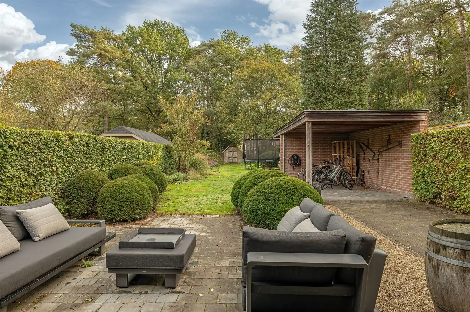 Sfeervolle gezinswoning met overdekt terras en groene tuin foto 18
