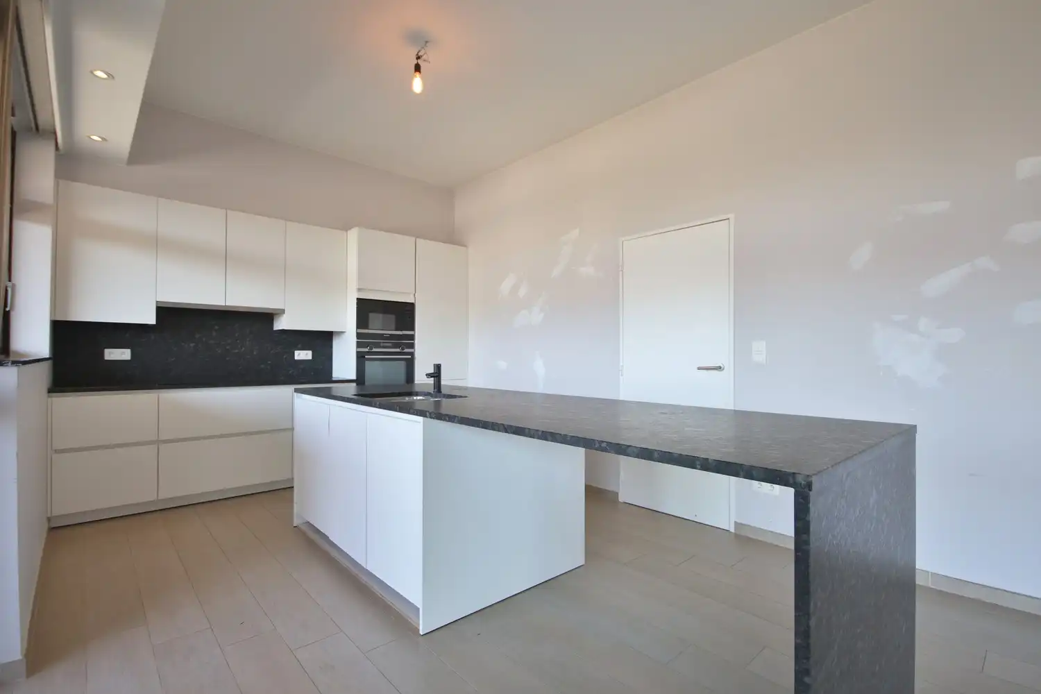 Ruim lichtrijk appartement met 3 slaapkamers en 2 terrassen foto 3