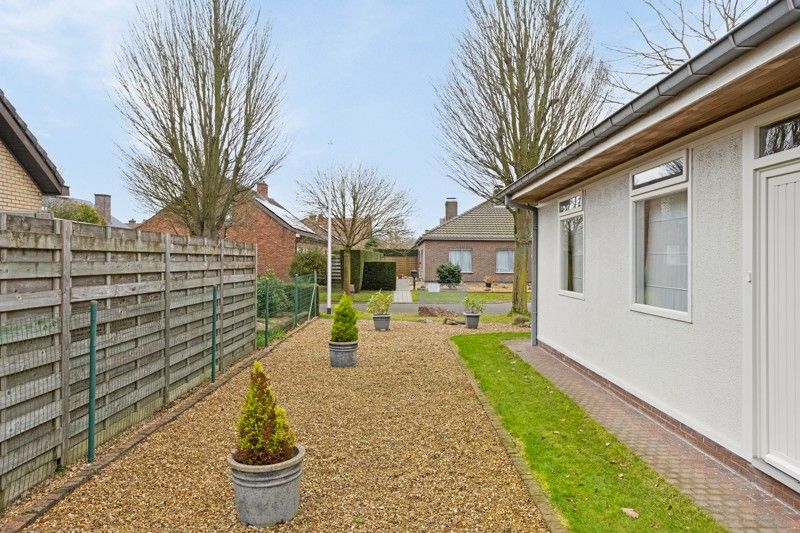 Gelijkvloerse woning met 2 slaapkamers, inpandige garage en mooi aangelegde tuin TE KOOP in Izegem! foto 27