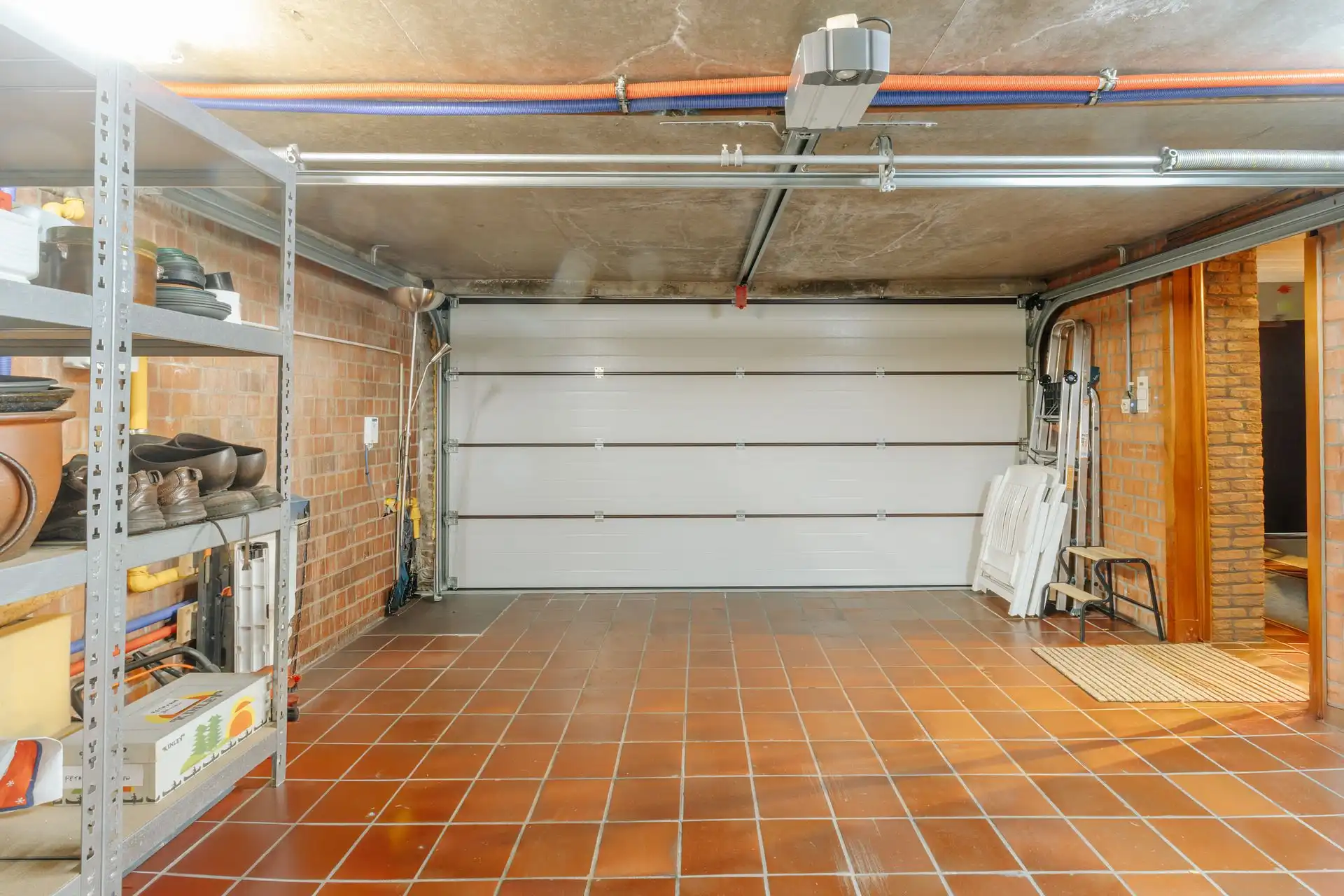 Architecturale Lejon-woning in autoluwe straat foto 20