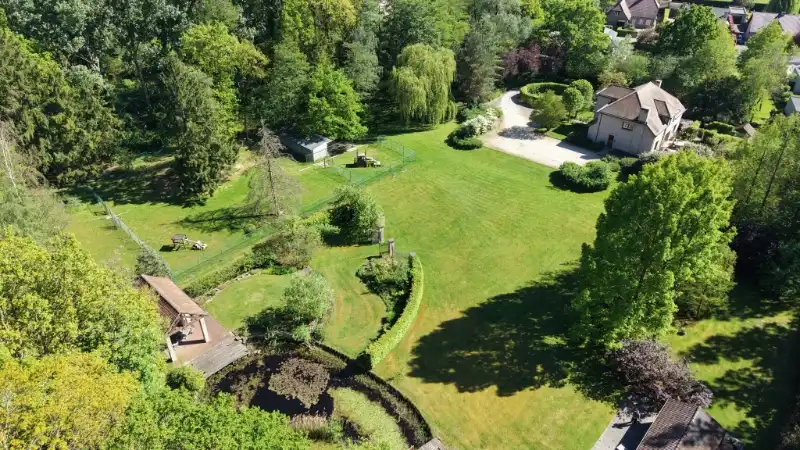 Ruime villa van 336m² op 1 hectare 45 are met vijver foto 3