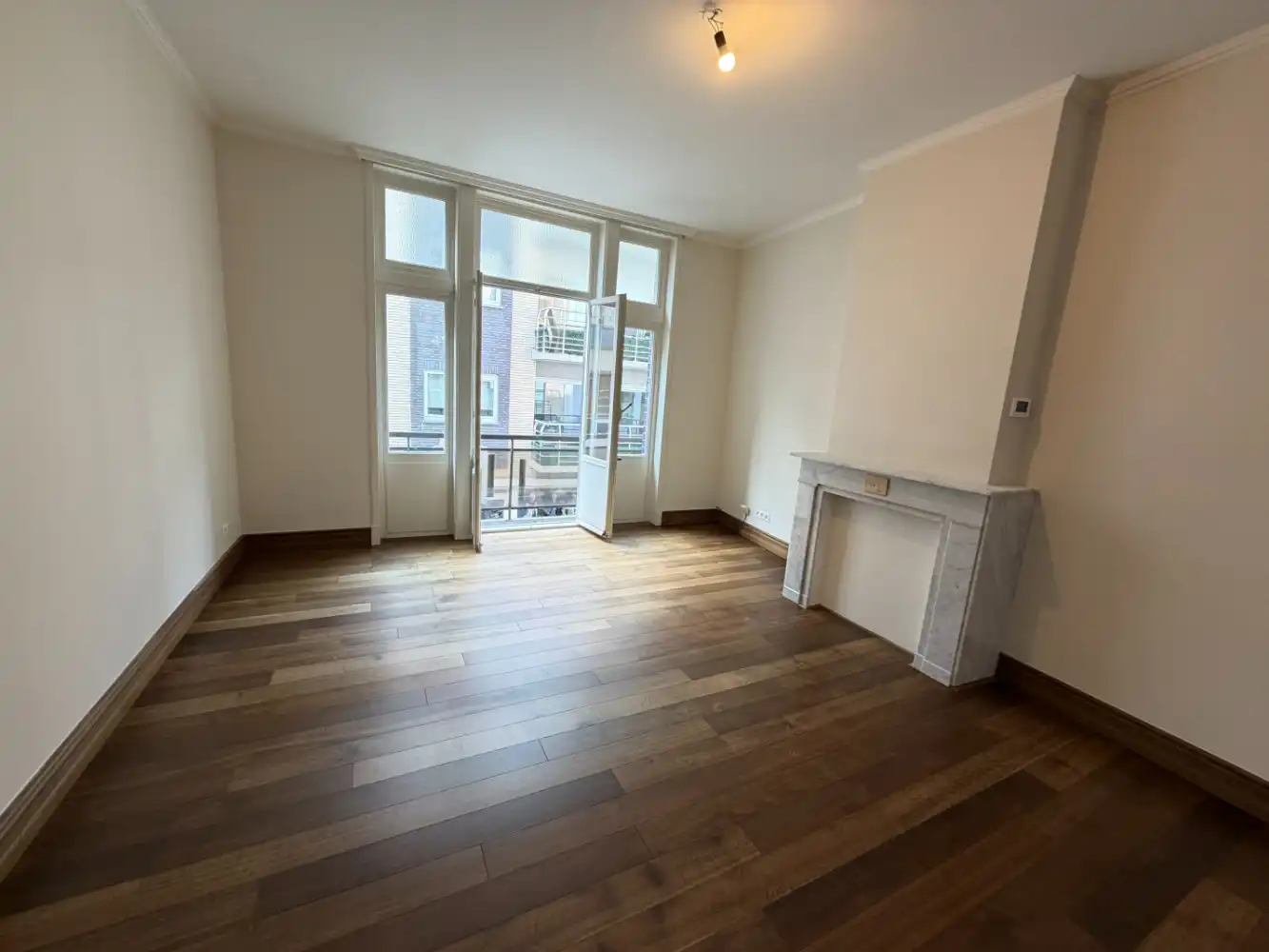 Heel mooi gerenoveerd appartement met twee slaapkamers. Tijdens de renovatie is veel aandacht besteed aan het behouden en versterken van de authentieke stijl van het gebouw. foto 6