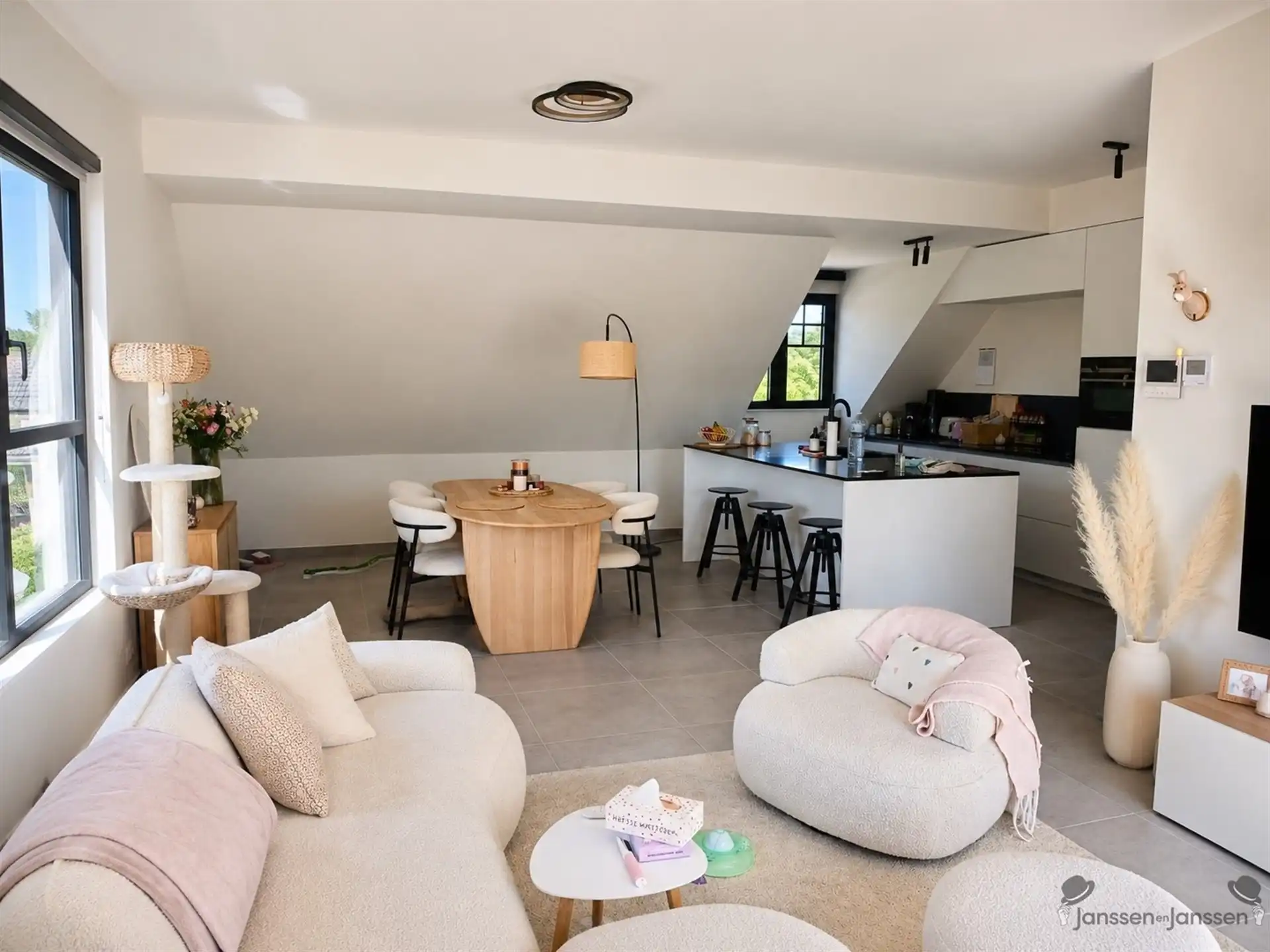 Dak appartement( 101m²) met 2 slaapkamers, terras, ondergrondse staanplaats met berging, centrum Gelrode. foto 3