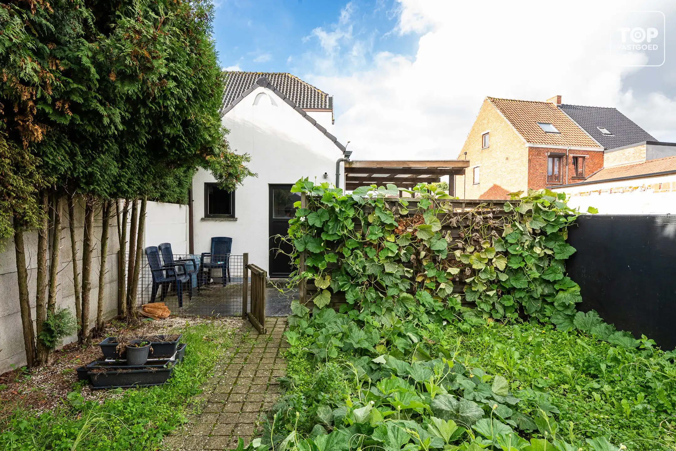 Karaktervolle half open woning met mooie gevel.  foto 27