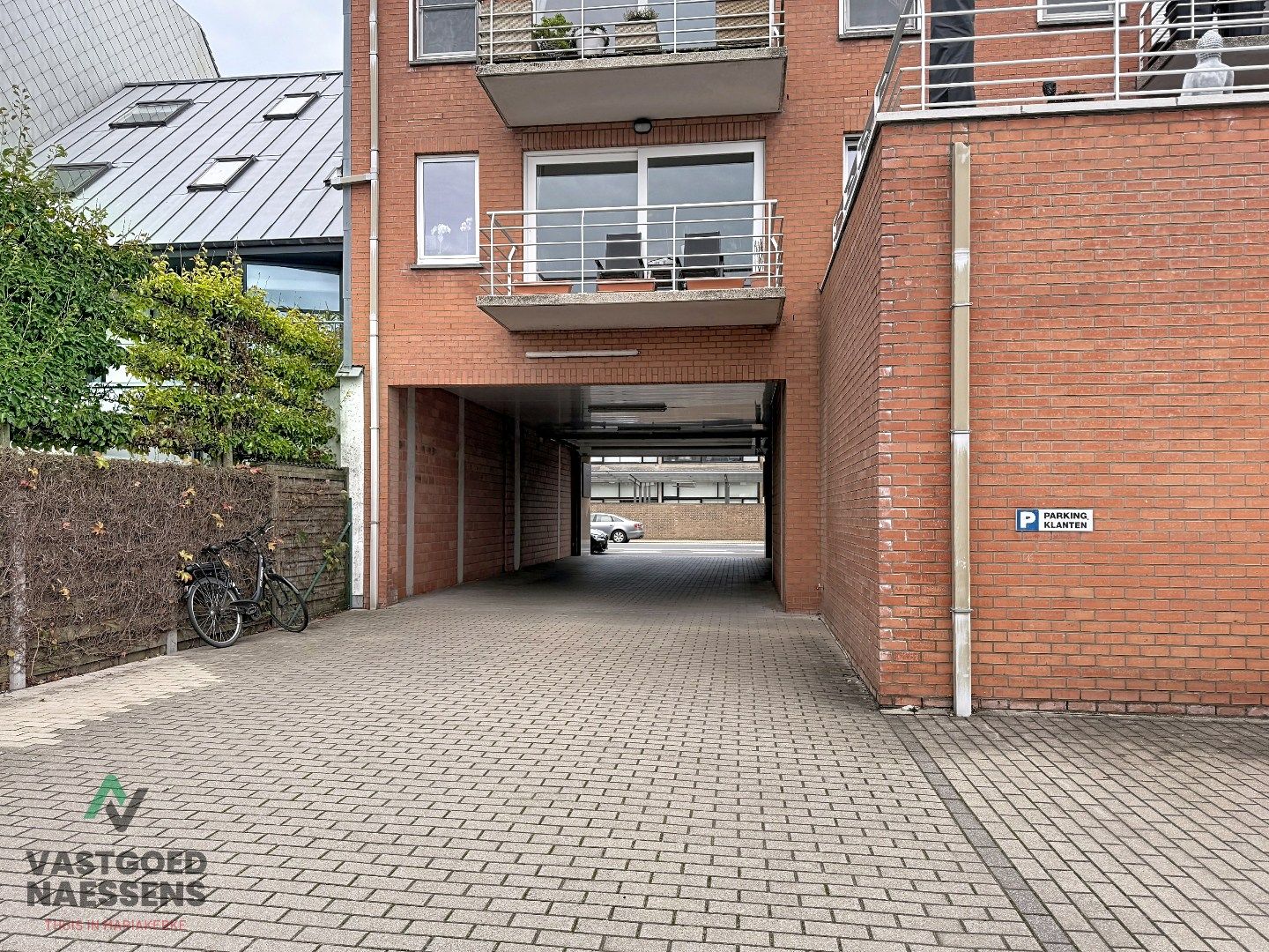 RUIME GARAGEBOX IN RESIDENTIËLE WOONWIJK foto 7