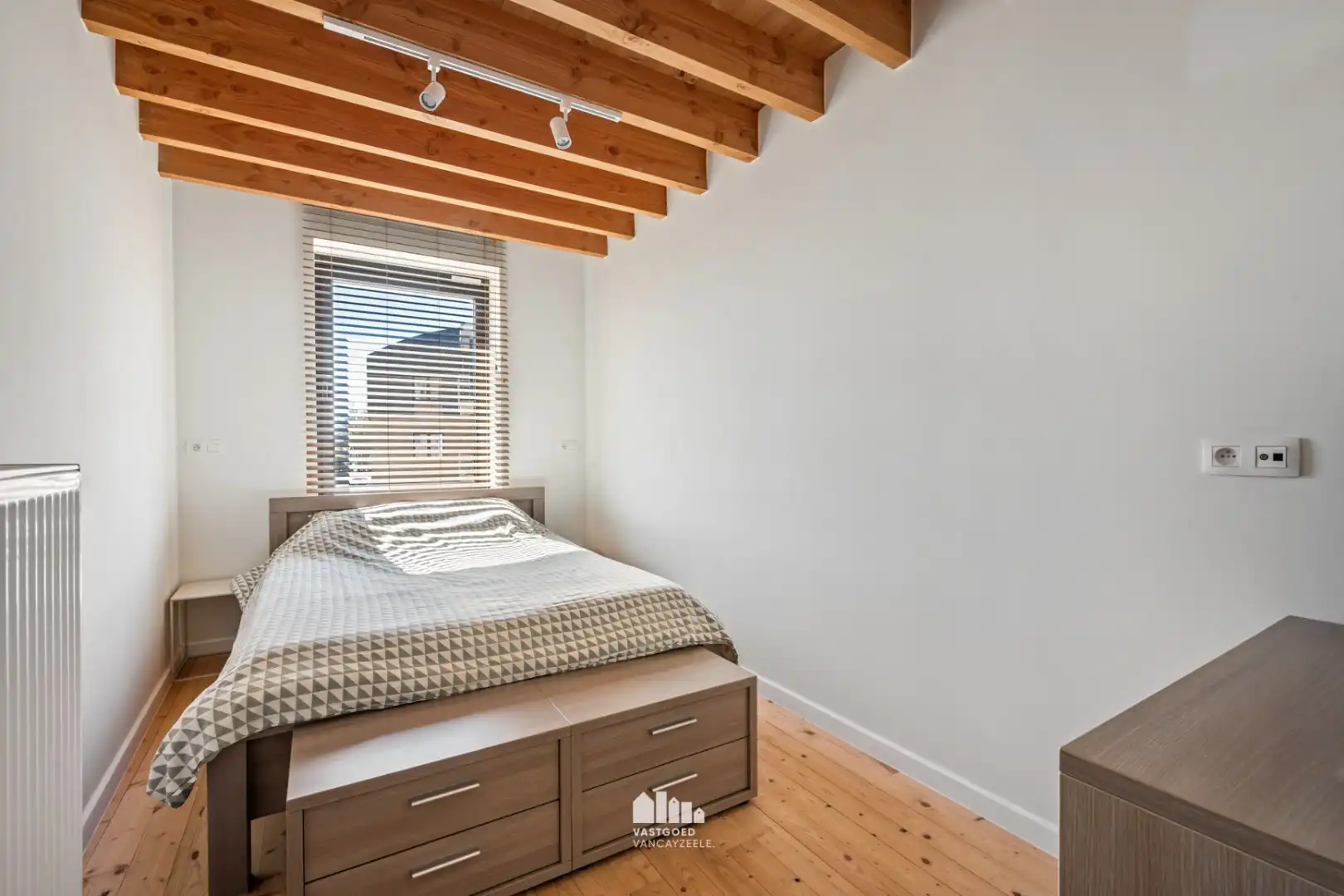 Volledig gerenoveerde woning met 5 slaapkamers, zonnige tuin en garage foto 24